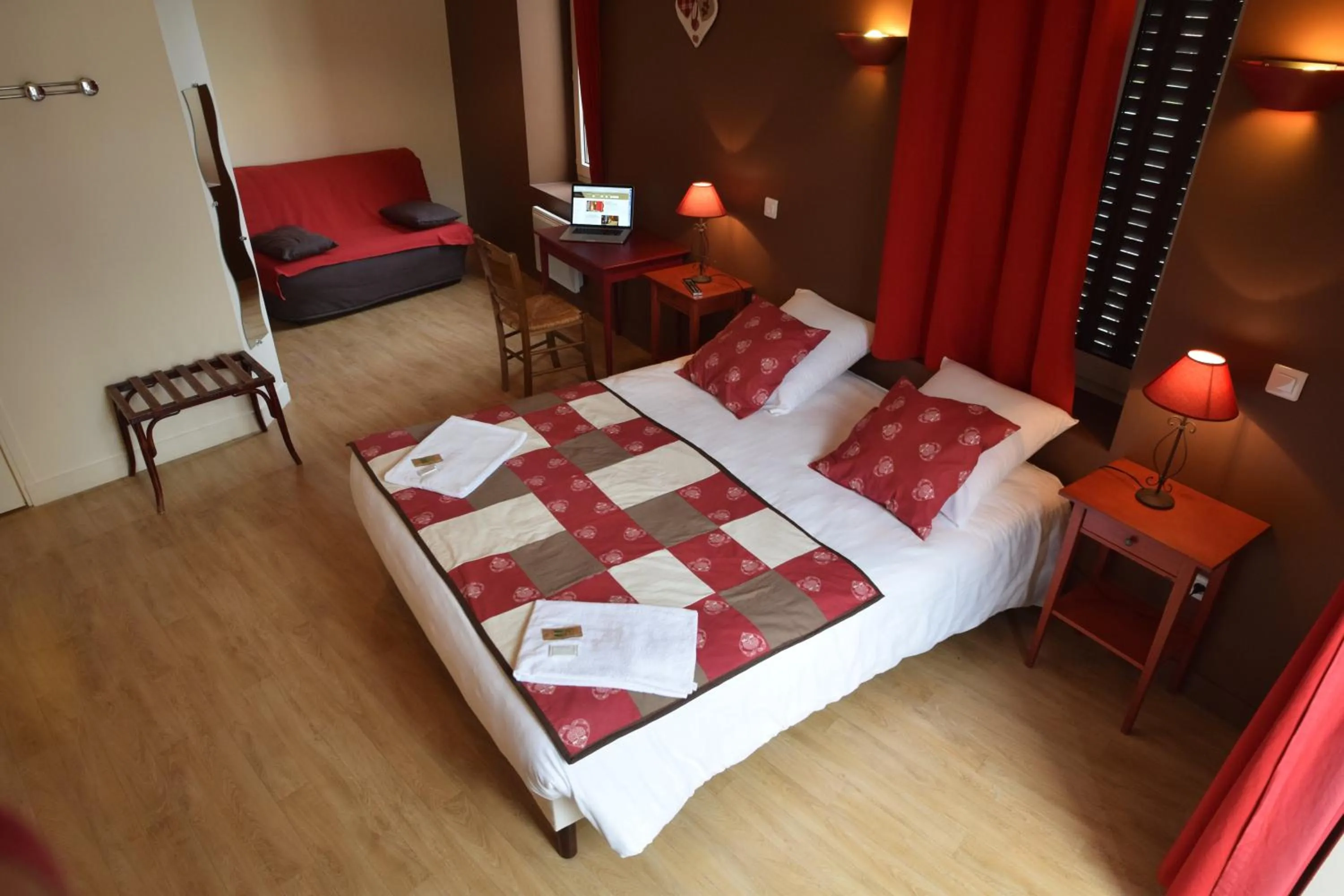 Photo of the whole room, Bed in Le Genève