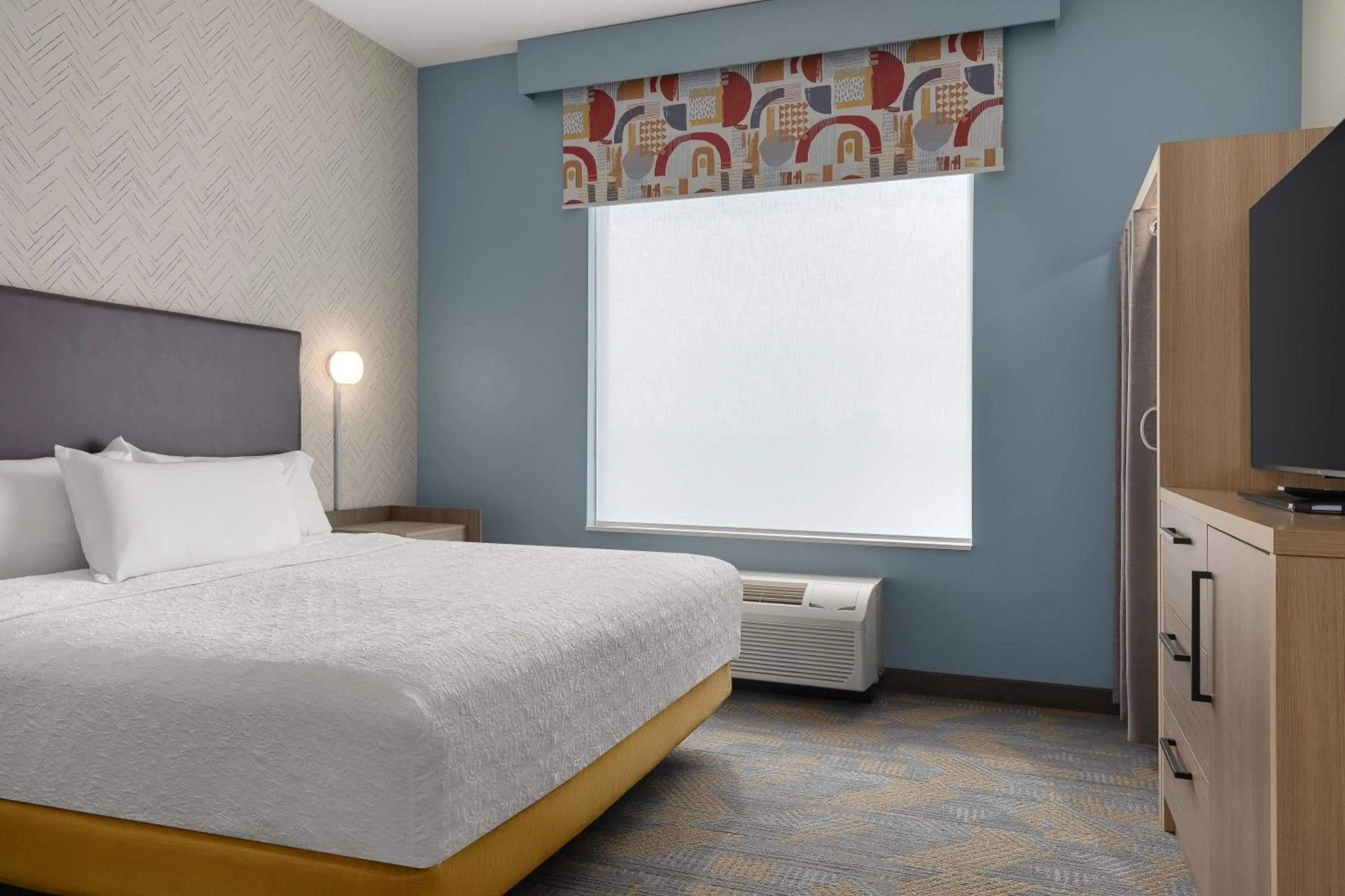 Bed in Home2 Suites By Hilton Woodstock On