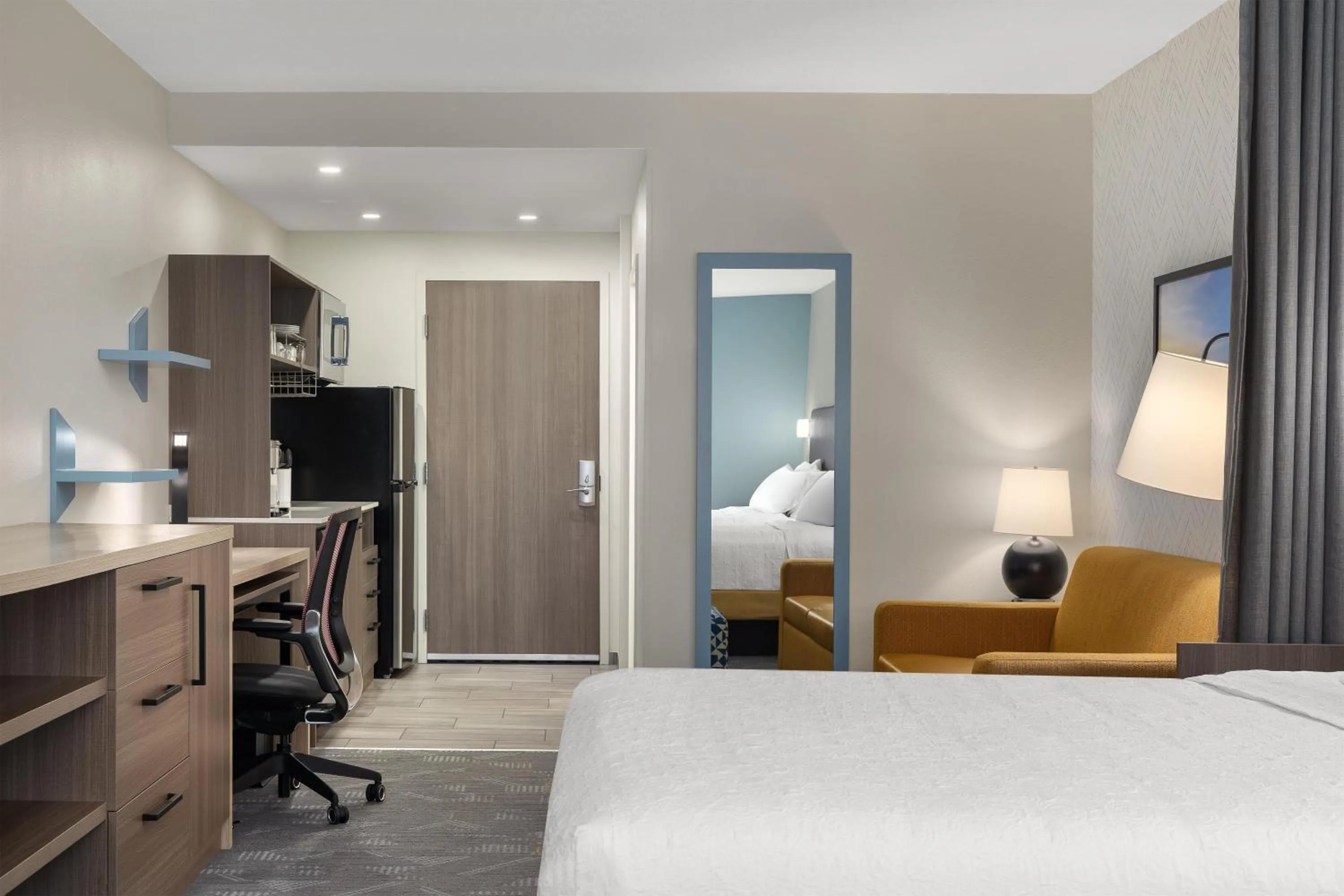 Living room, Bed in Home2 Suites By Hilton Woodstock On