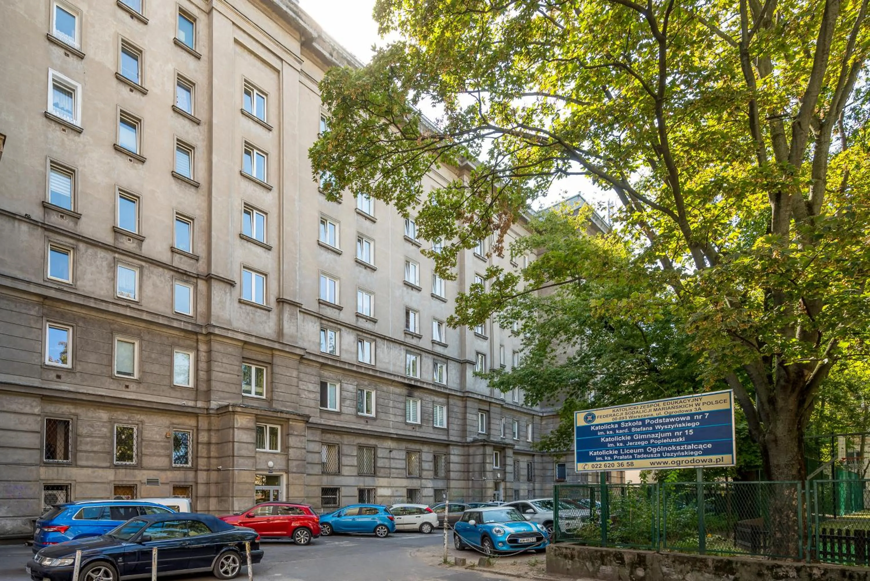Hala Mirowska Spacious Apartment by BookingHost