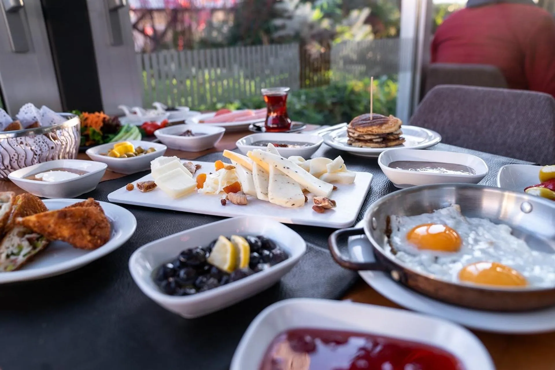 Restaurant/places to eat in Sam Royal Hotel