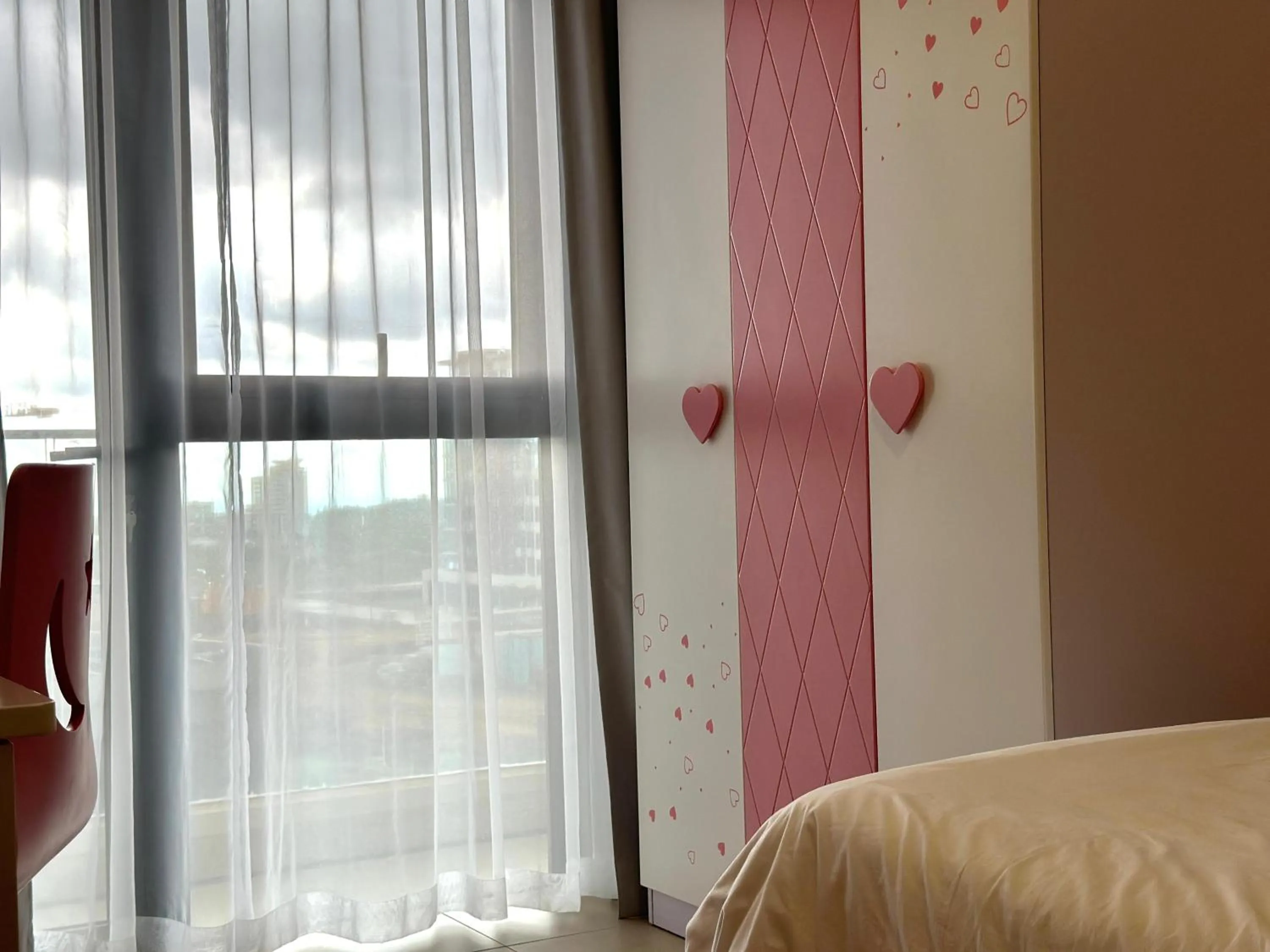 wardrobe, Bed in Minissy Suites