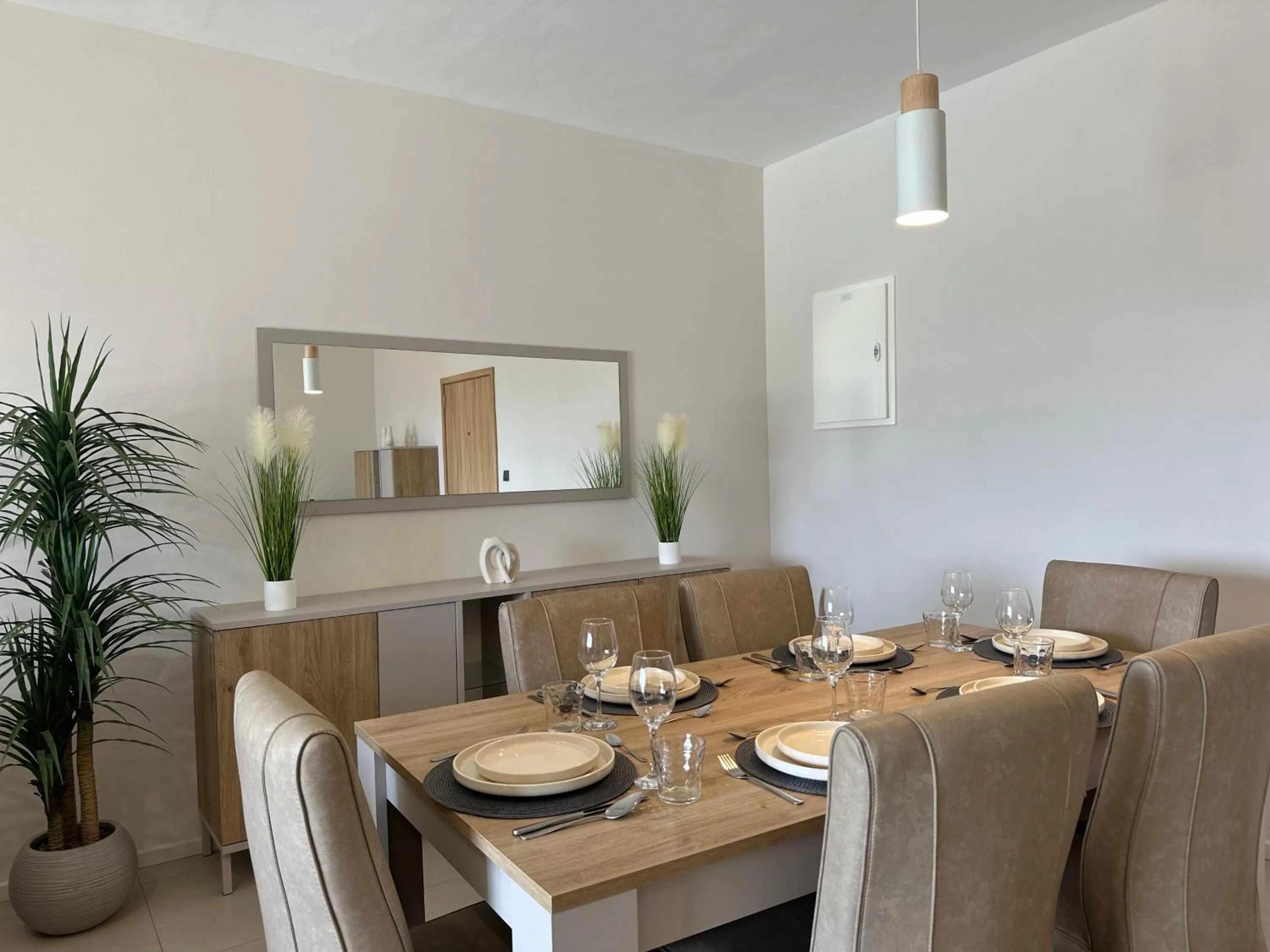 Dining area in Minissy Suites