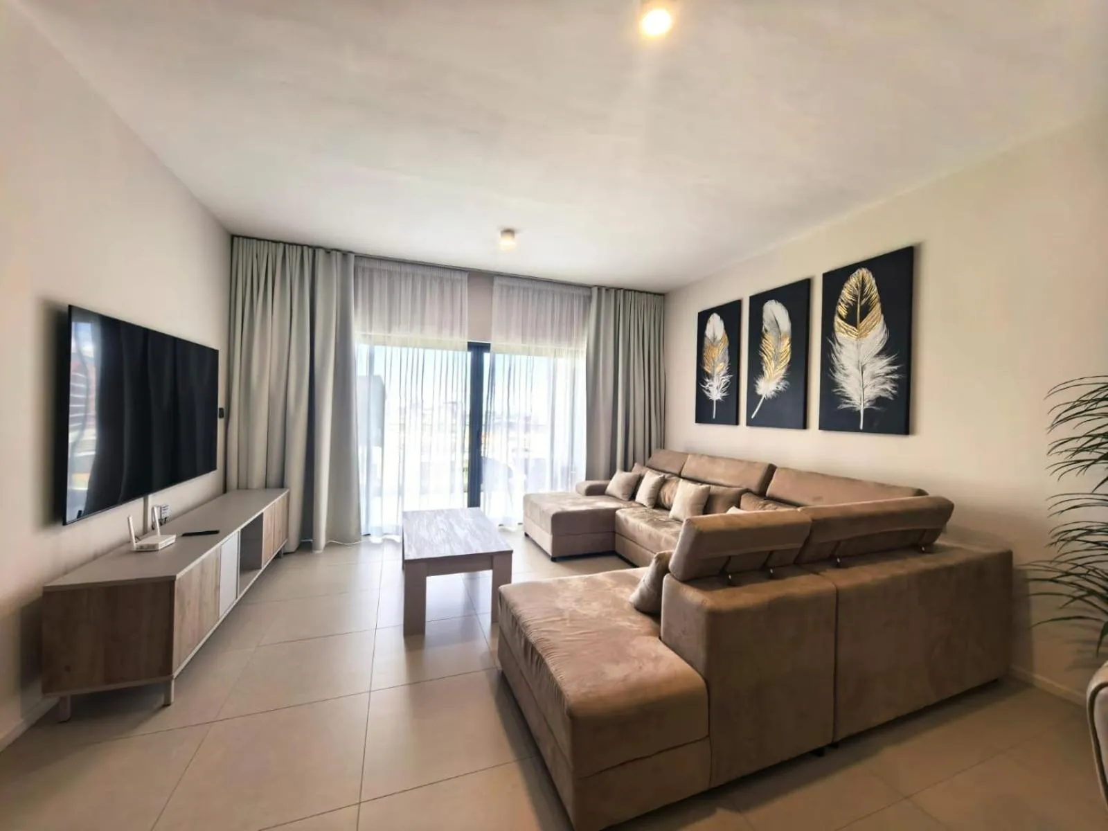 Communal lounge/ TV room in Minissy Suites