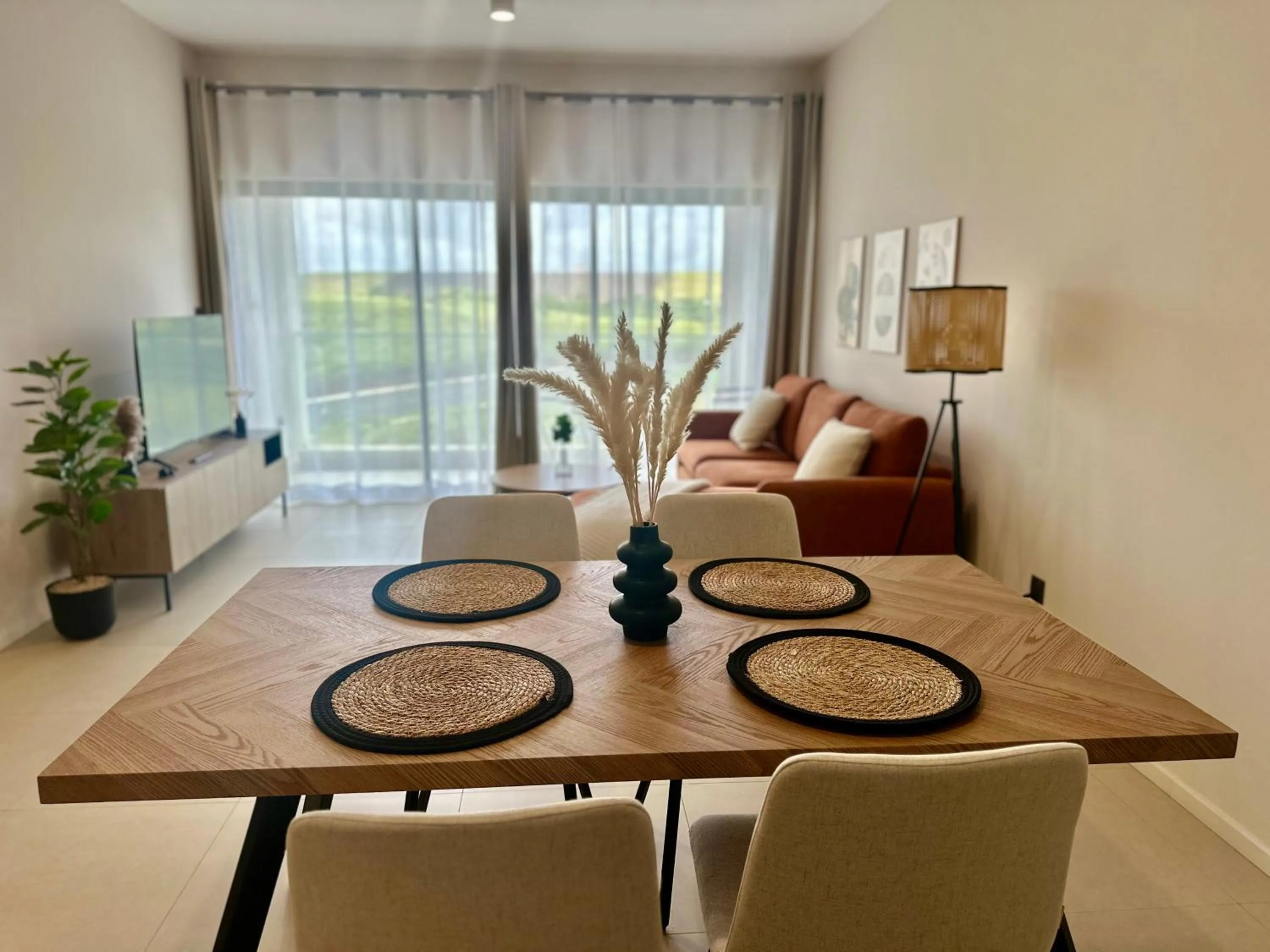Dining area in Minissy Suites
