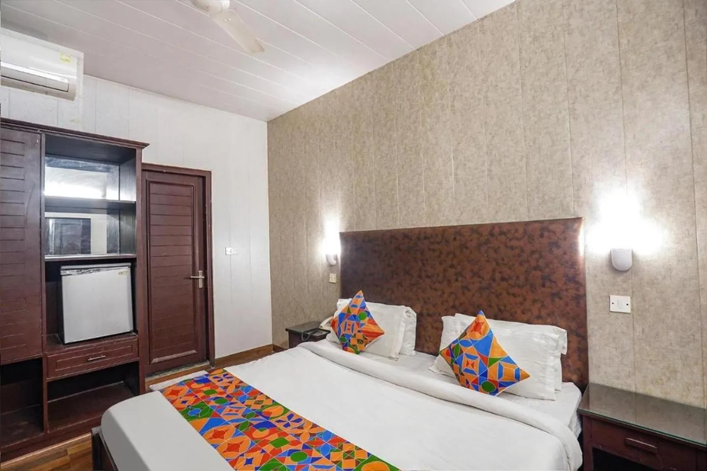 Bed in Niksen Hotel's At Saket