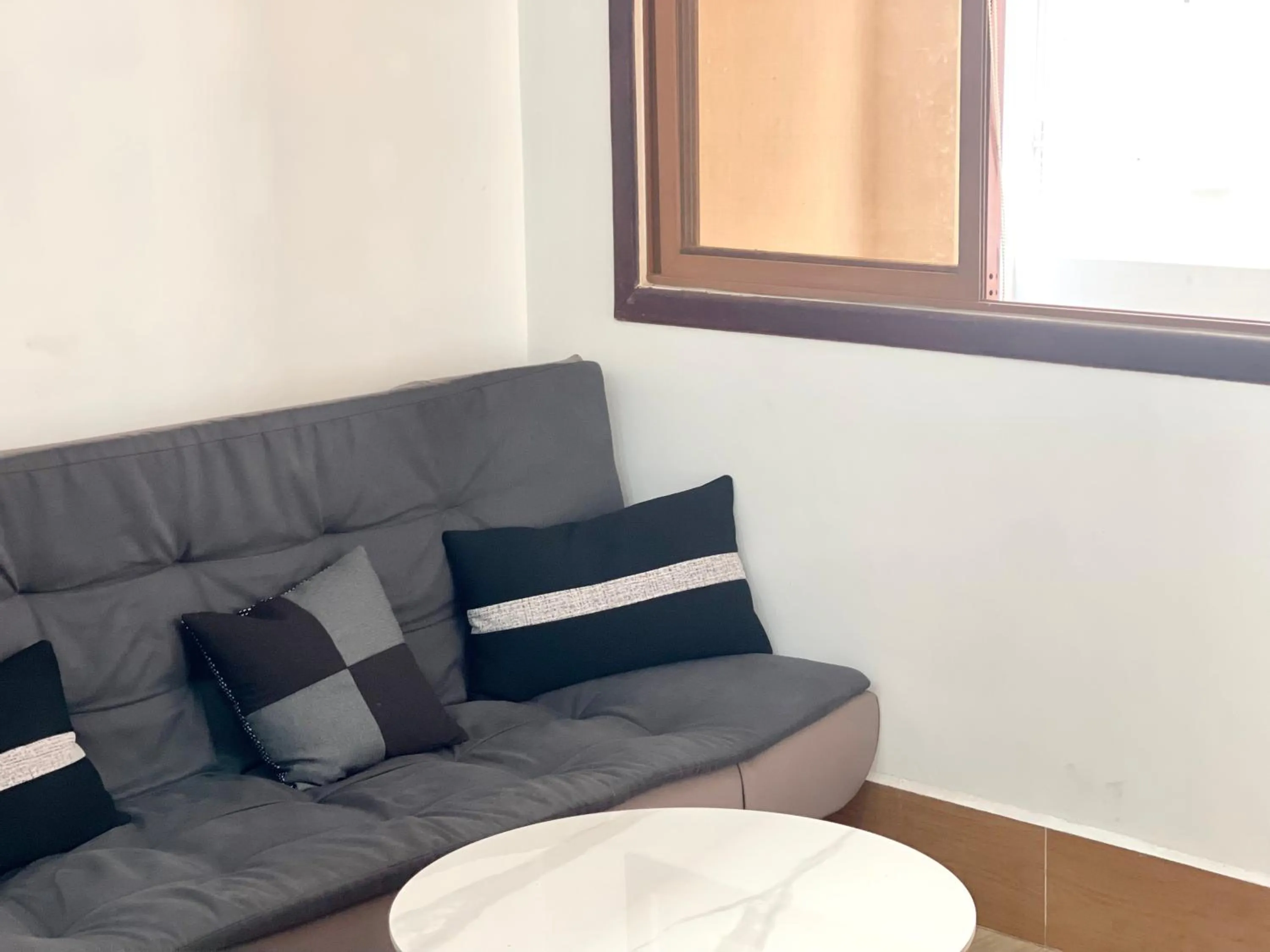 Sky hotel - Rooms & Free laundry - 50m to Royal Palace