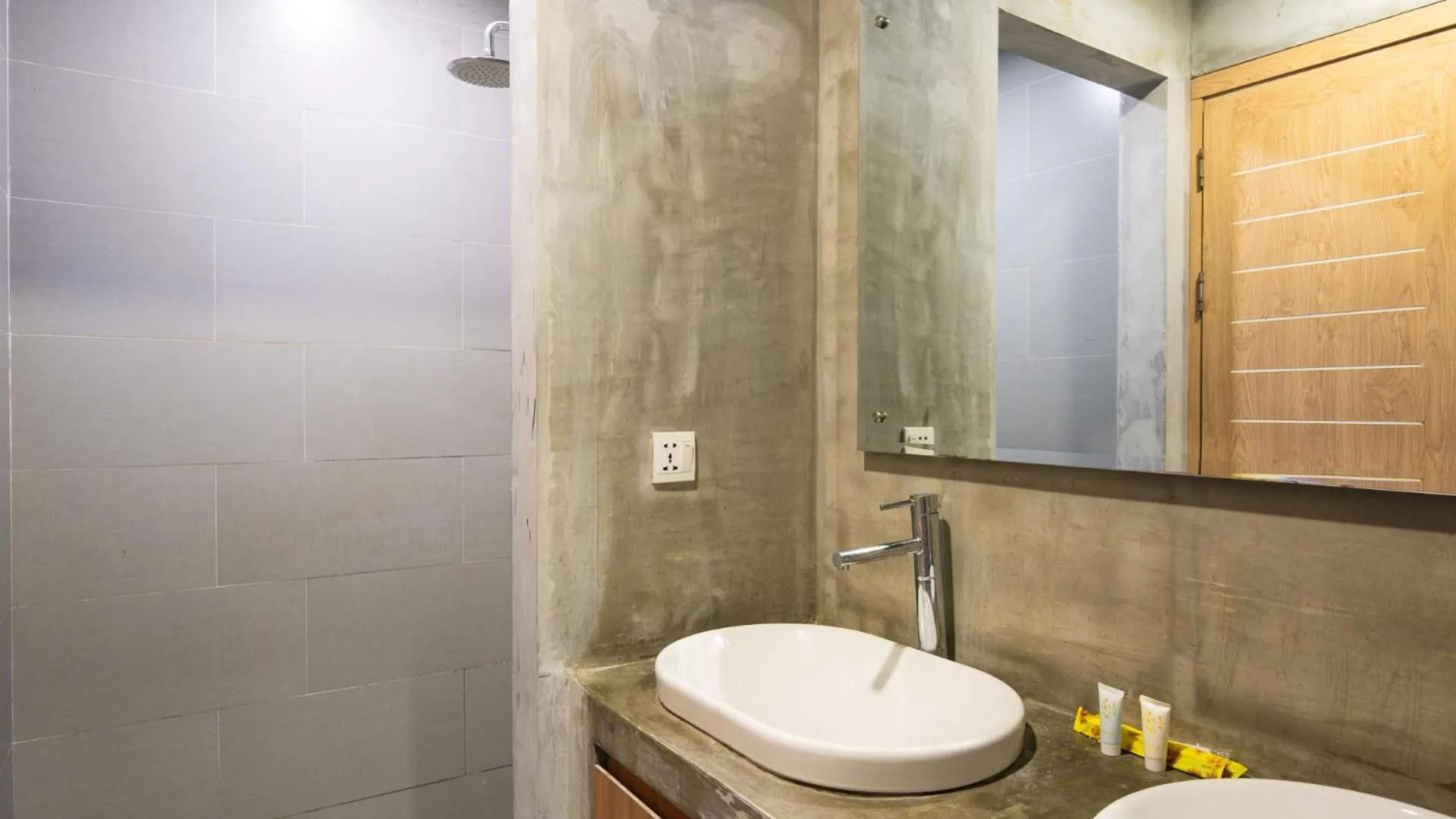 Sky hotel - Rooms & Free laundry - 50m to Royal Palace