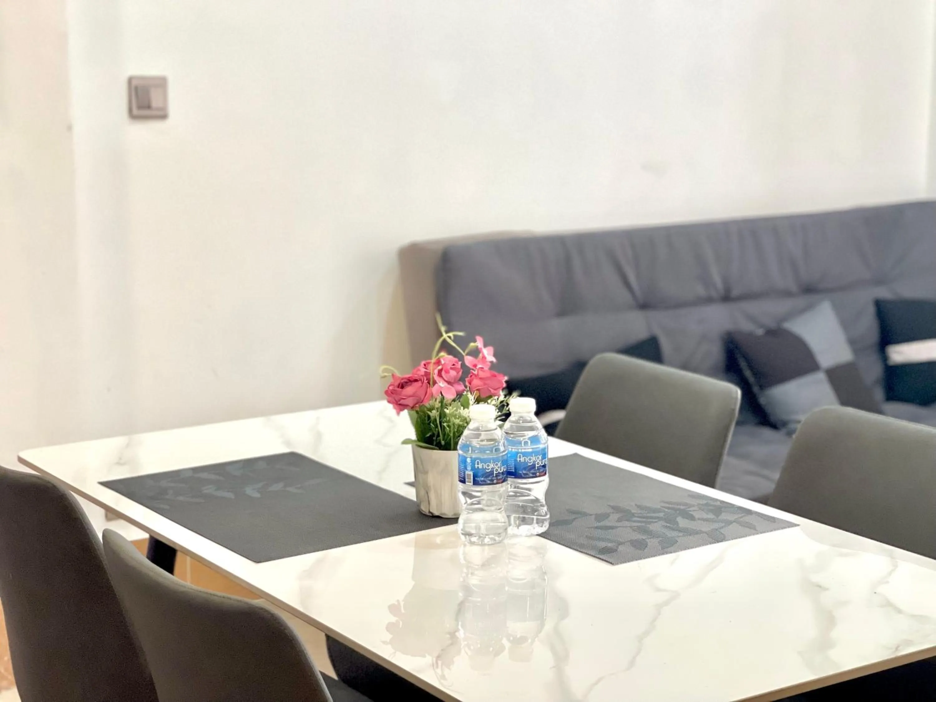 Sky hotel - Rooms & Free laundry - 50m to Royal Palace