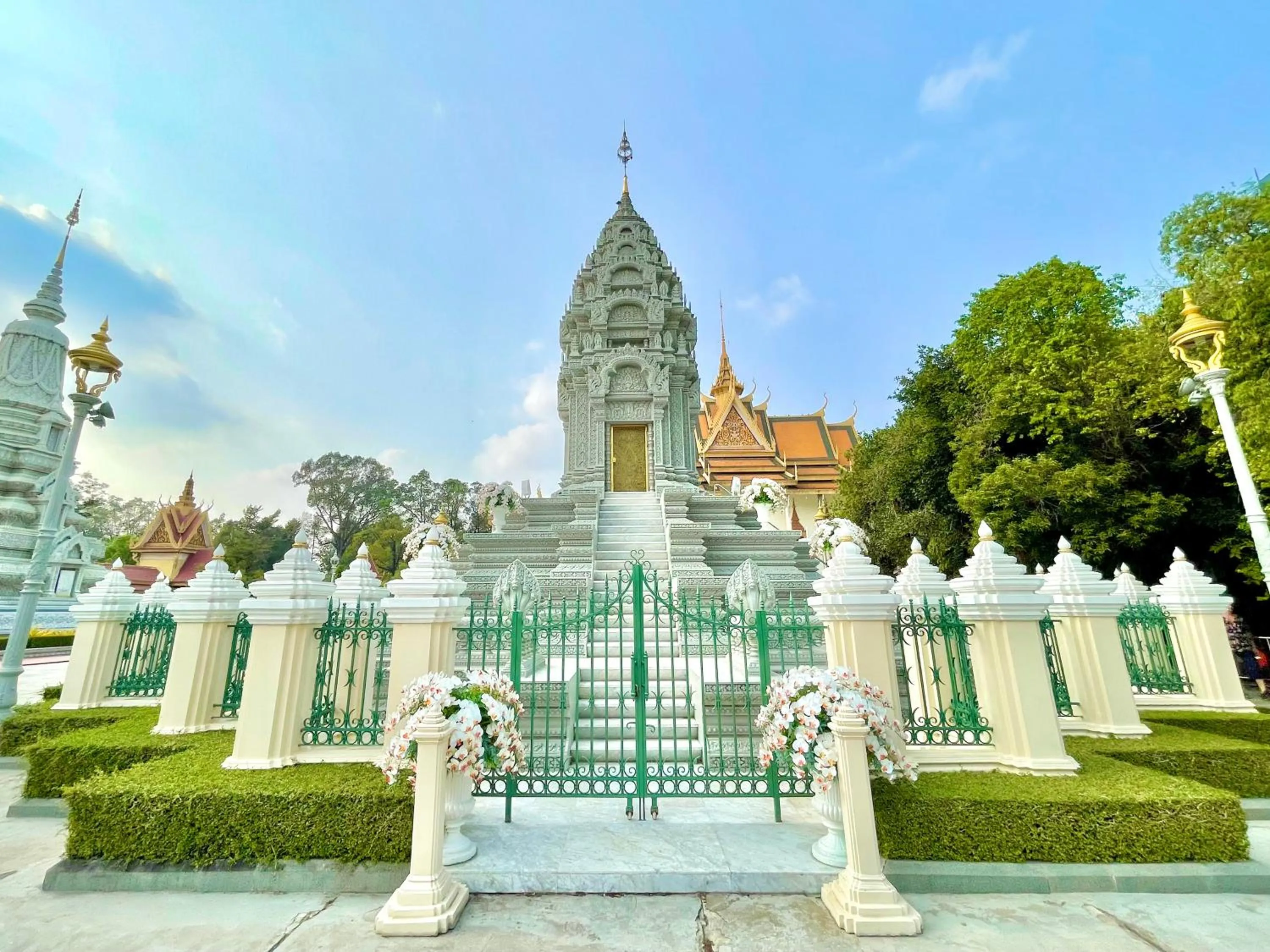 Sky hotel - Rooms & Free laundry - 50m to Royal Palace