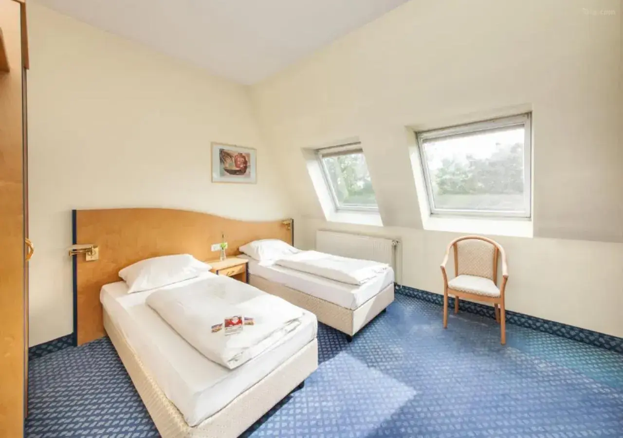 Twin Room in Hotel VIKTORIA Düsseldorf-Neuss - Self Check-In Twin Room in Hotel VIKTORIA Düsseldorf-Neuss - Self Check-In