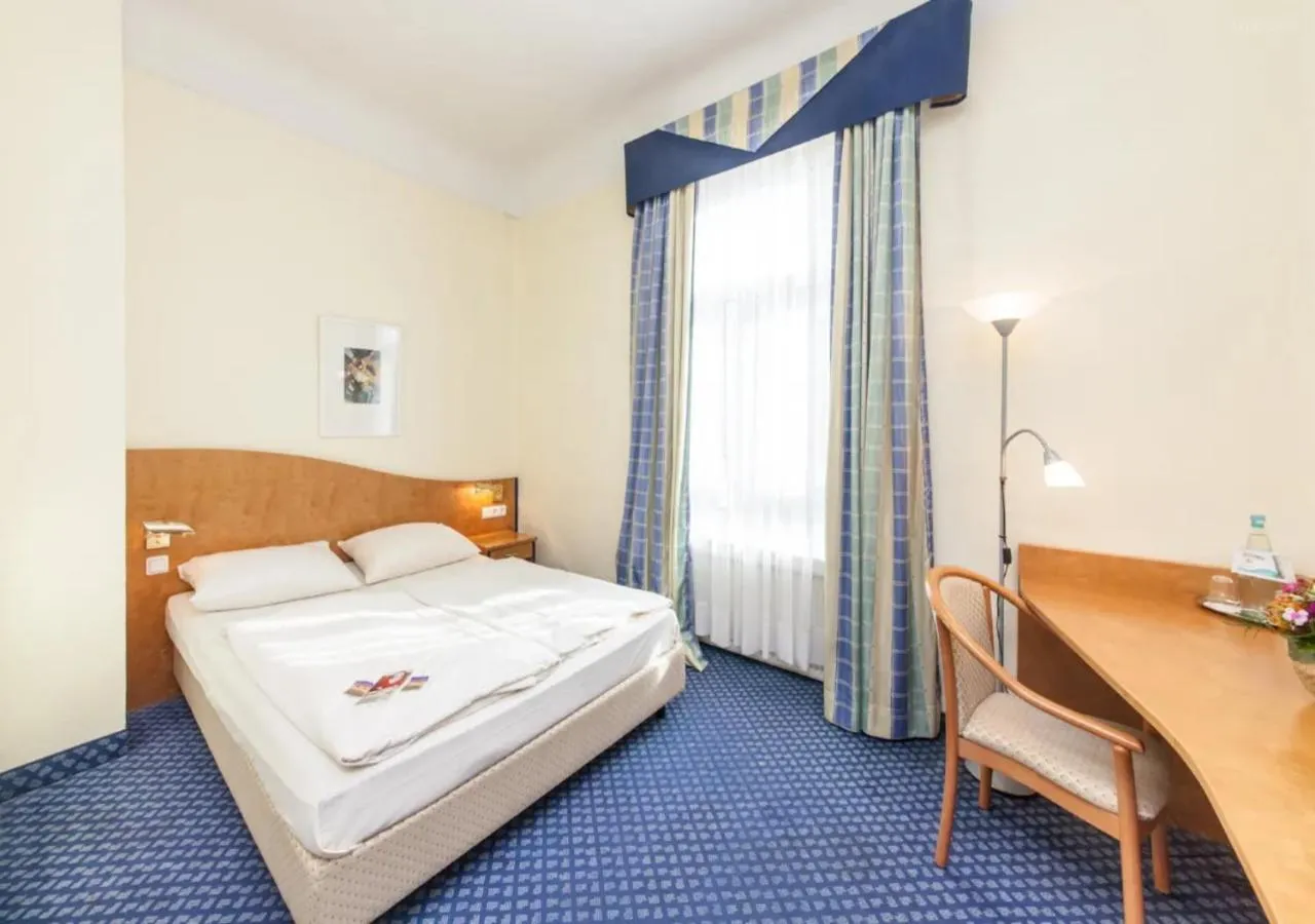 Photo of the whole room, Bed in Hotel Viktoria Düsseldorf-Neuss - Self Check-In