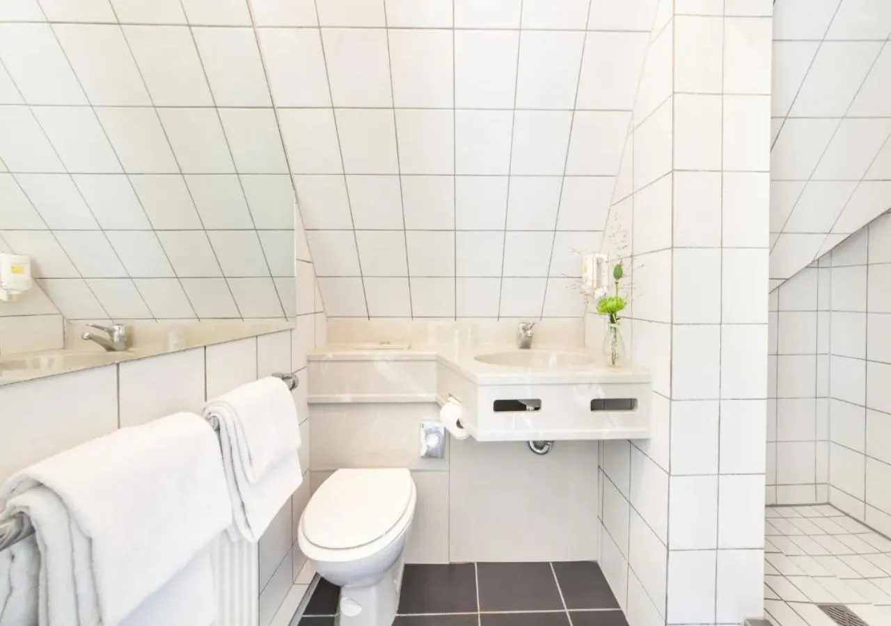 Shower in Hotel Viktoria Düsseldorf-Neuss - Self Check-In