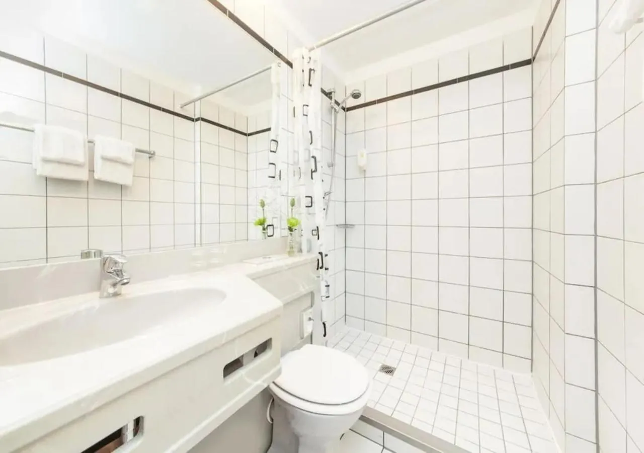 Shower in Hotel Viktoria Düsseldorf-Neuss - Self Check-In