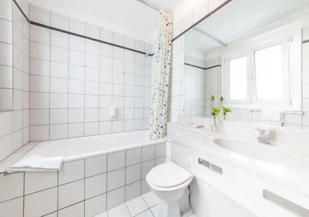 Twin Room in Hotel VIKTORIA Düsseldorf-Neuss - Self Check-In Twin Room in Hotel VIKTORIA Düsseldorf-Neuss - Self Check-In