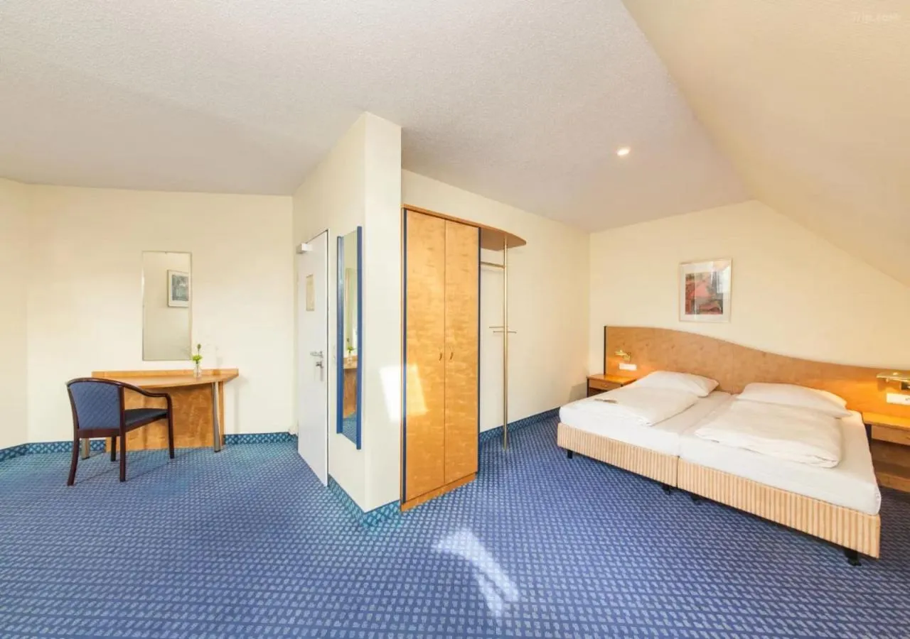 Photo of the whole room, Bed in Hotel Viktoria Düsseldorf-Neuss - Self Check-In