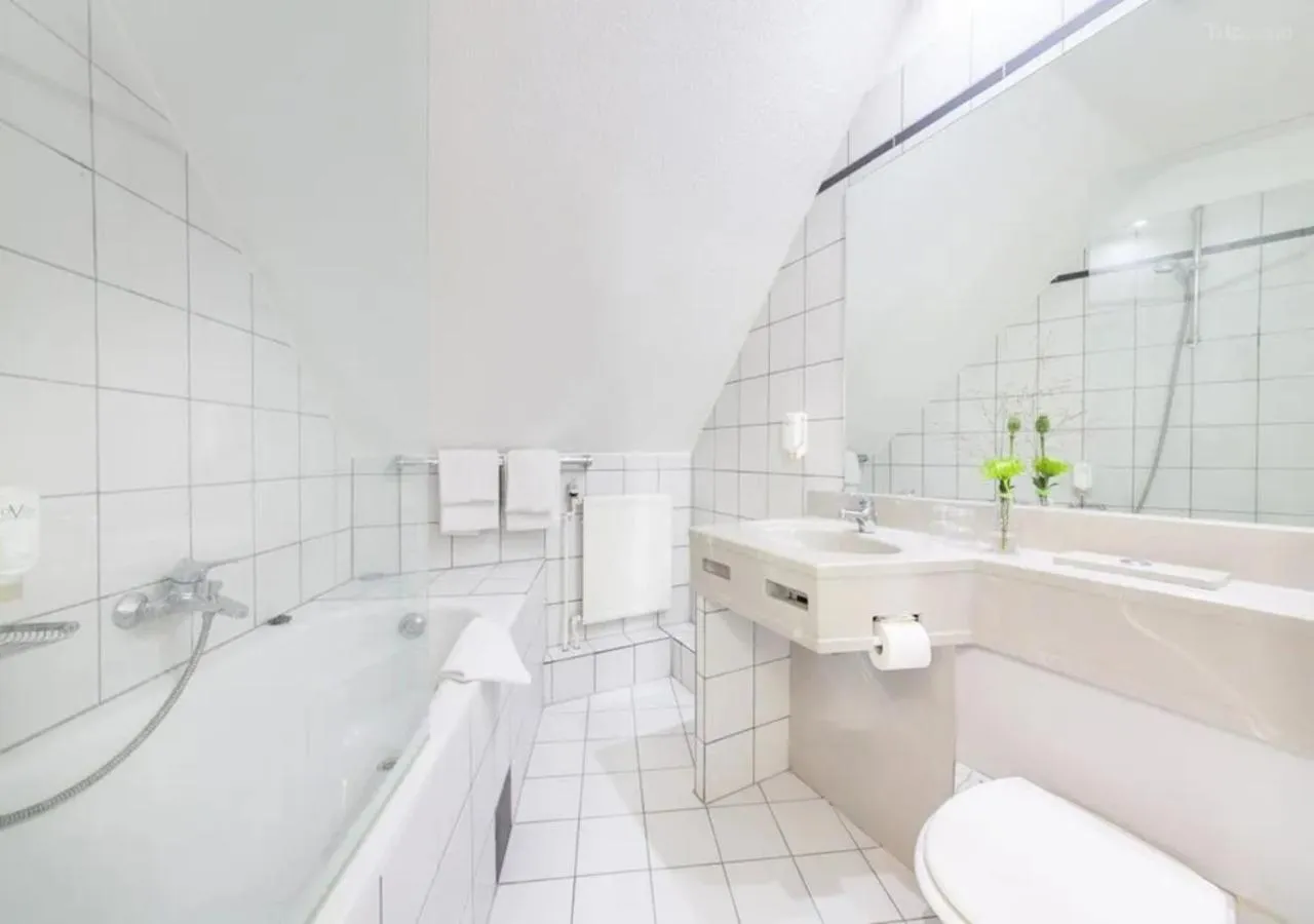Bathroom in Hotel Viktoria Düsseldorf-Neuss - Self Check-In