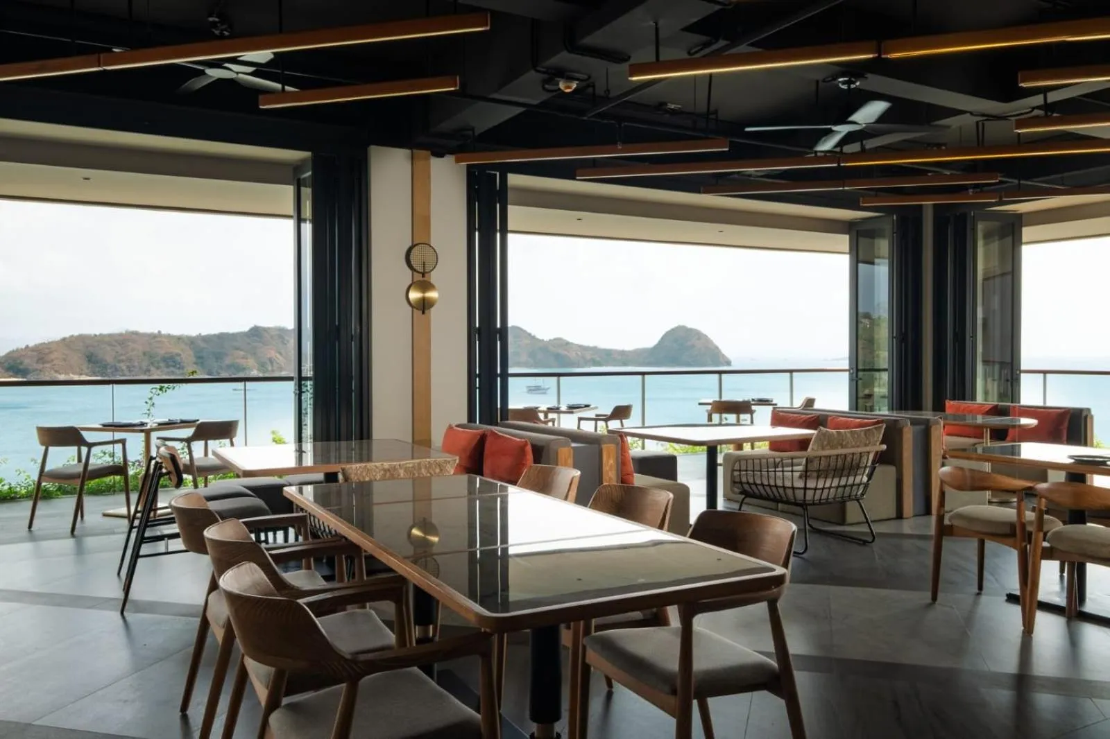 Restaurant/places to eat in Katamaran Hotel & Resort Komodo