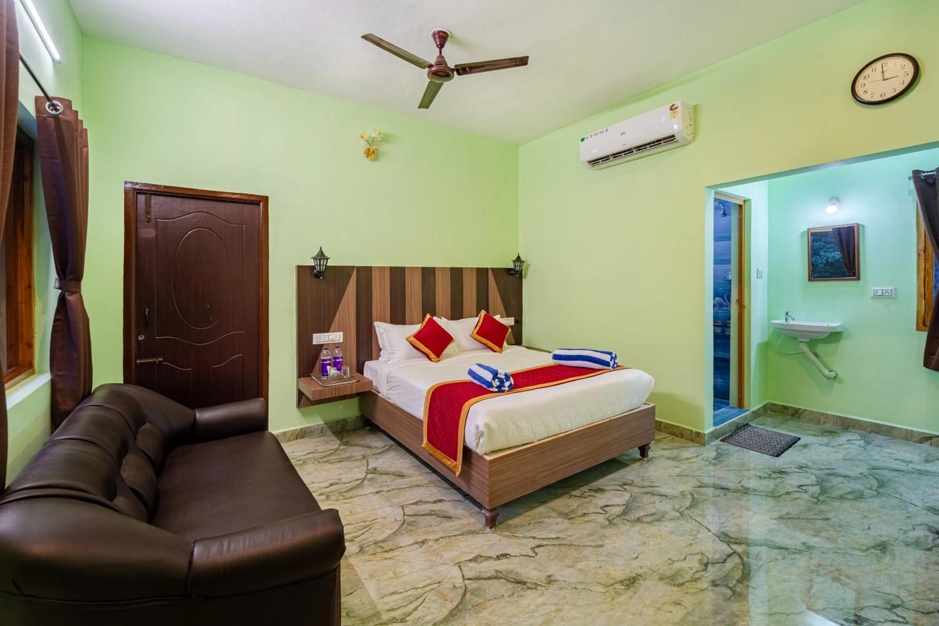 Photo of the whole room, Bed in Hotel De Jardin Pondicherry with Swimming Pool