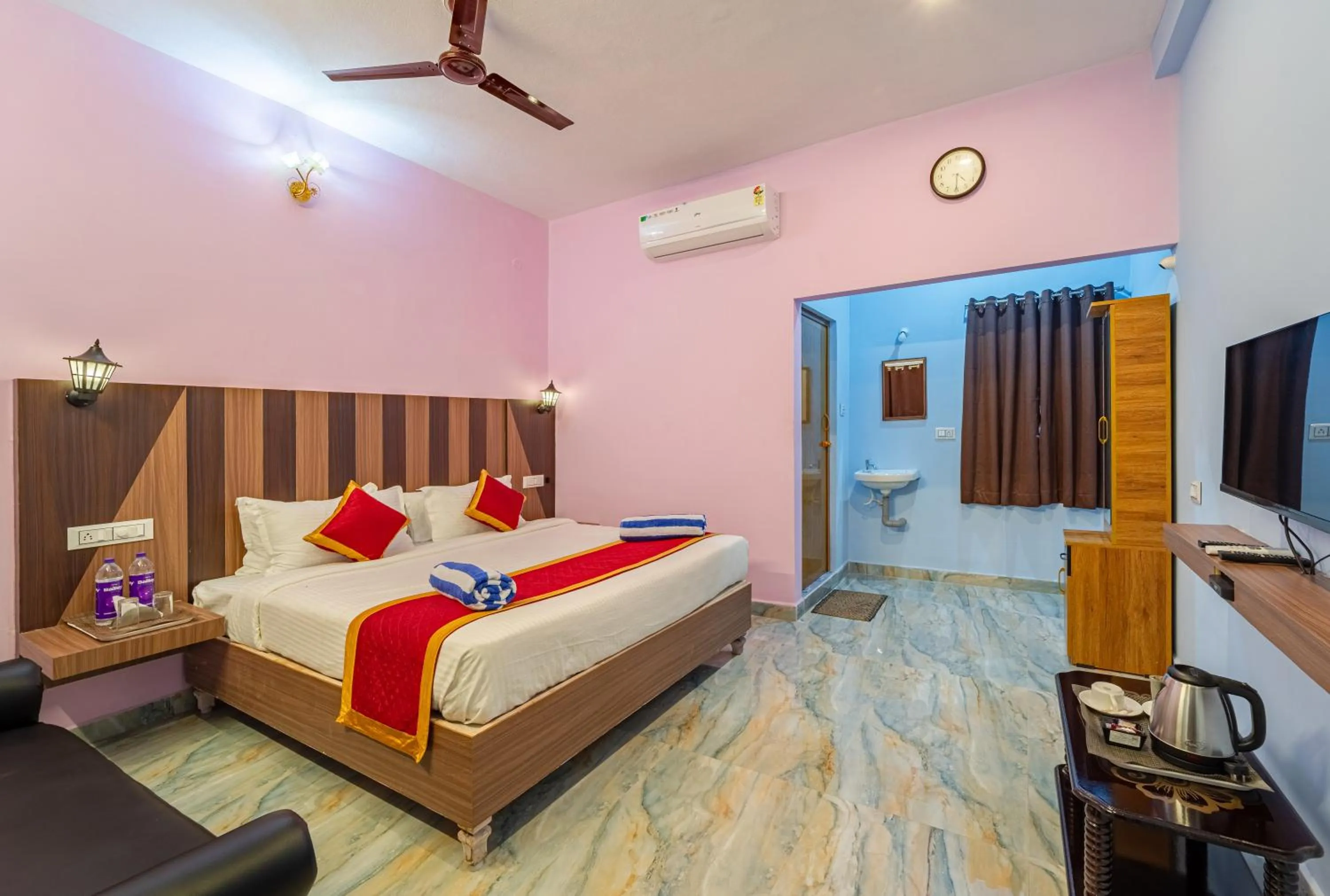 Bed in Hotel De Jardin Pondicherry with Swimming Pool