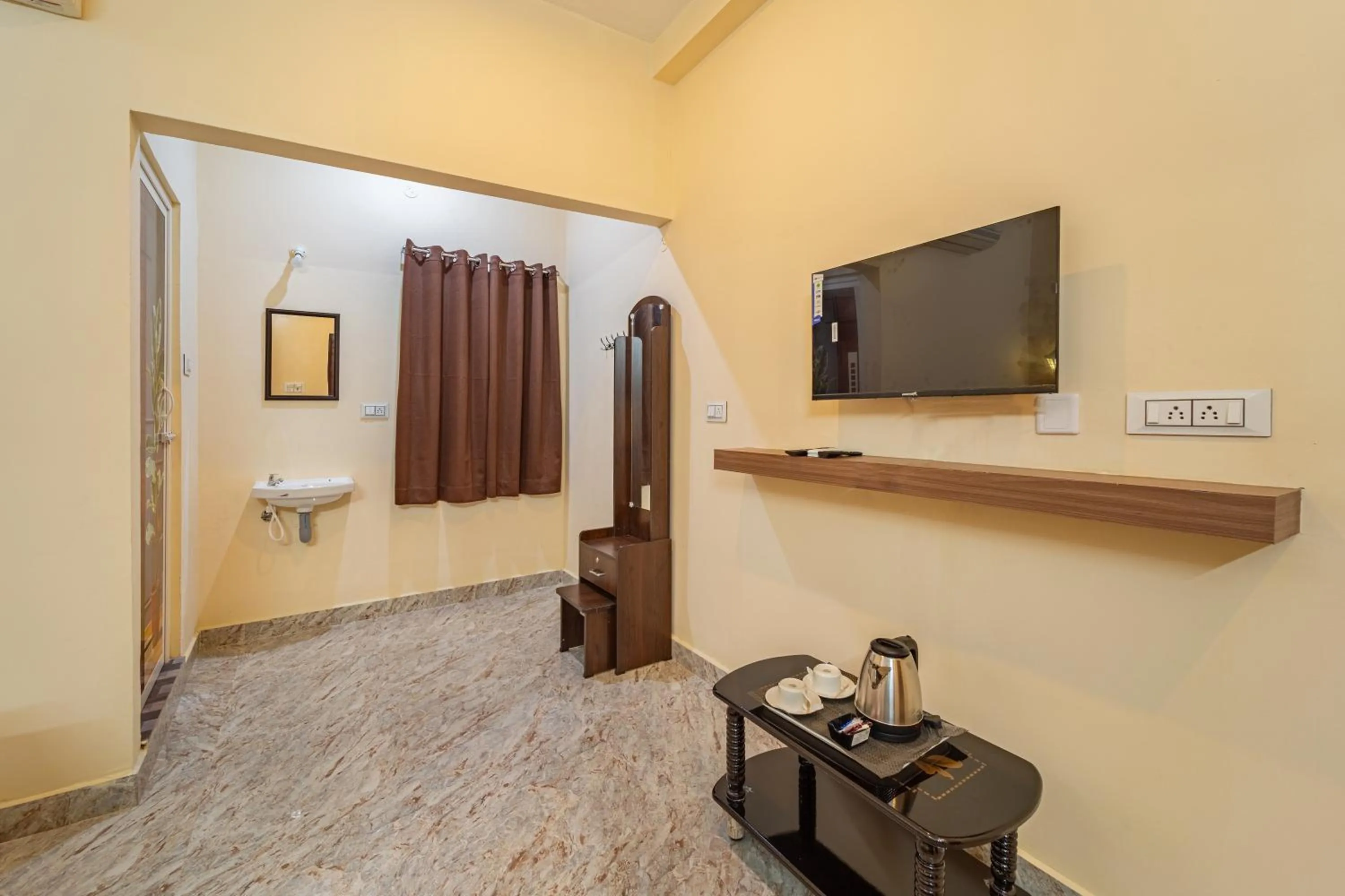 TV and multimedia in Hotel De Jardin Pondicherry with Swimming Pool