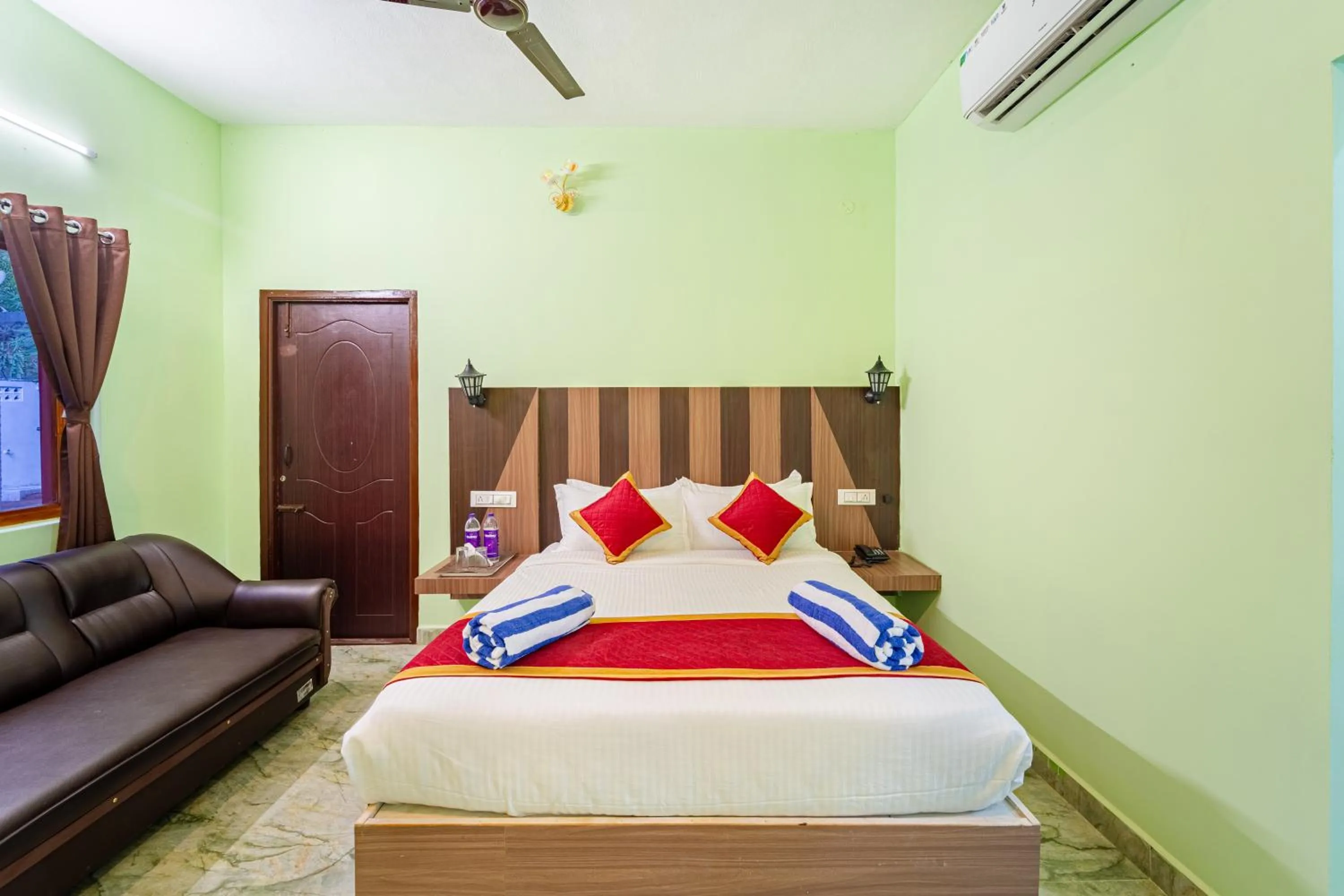 Photo of the whole room, Bed in Hotel De Jardin Pondicherry with Swimming Pool