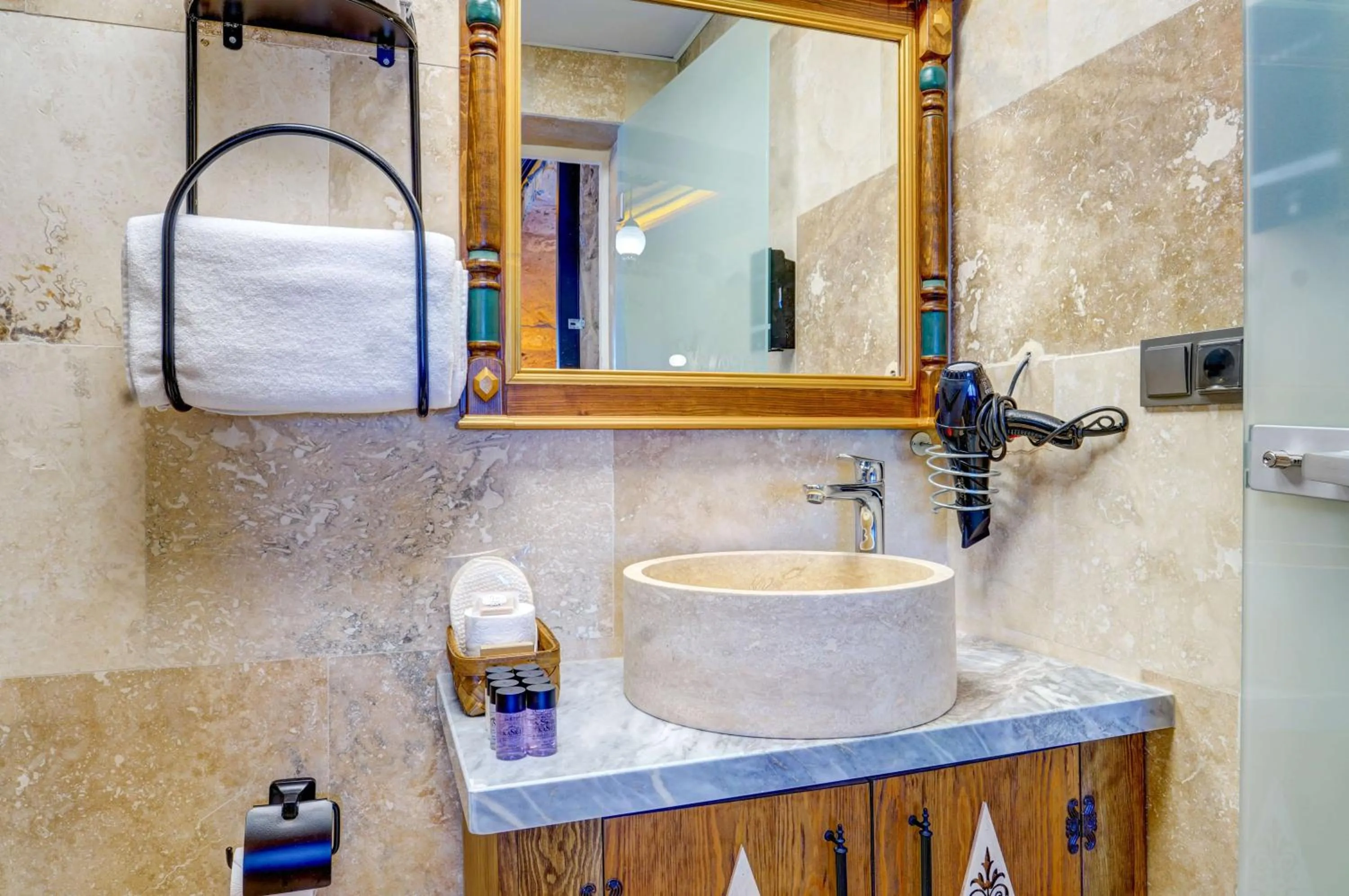 Bathroom in Kasr-ı Kapadokya Cave Suites