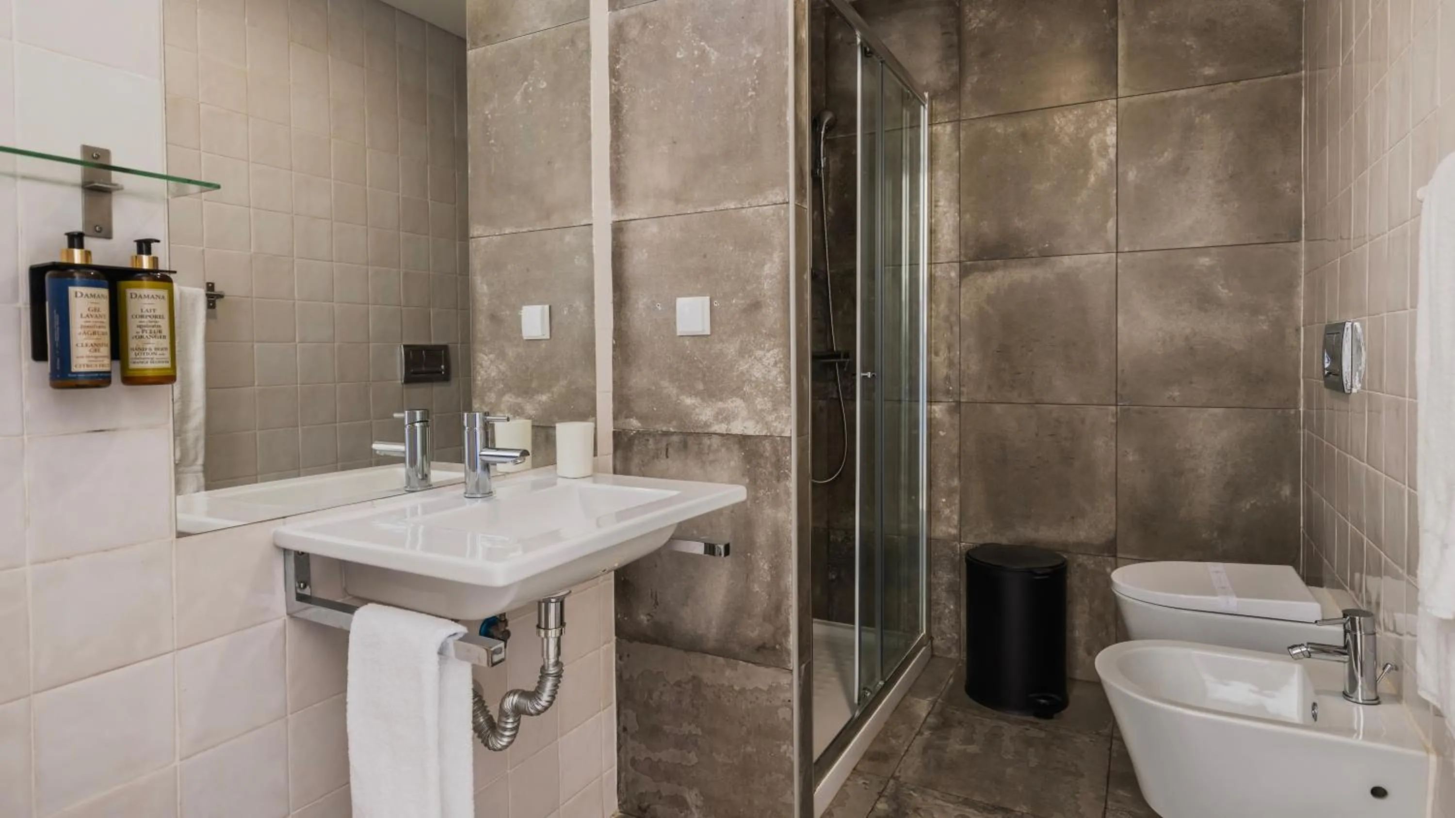 Bathroom in Carmo 43