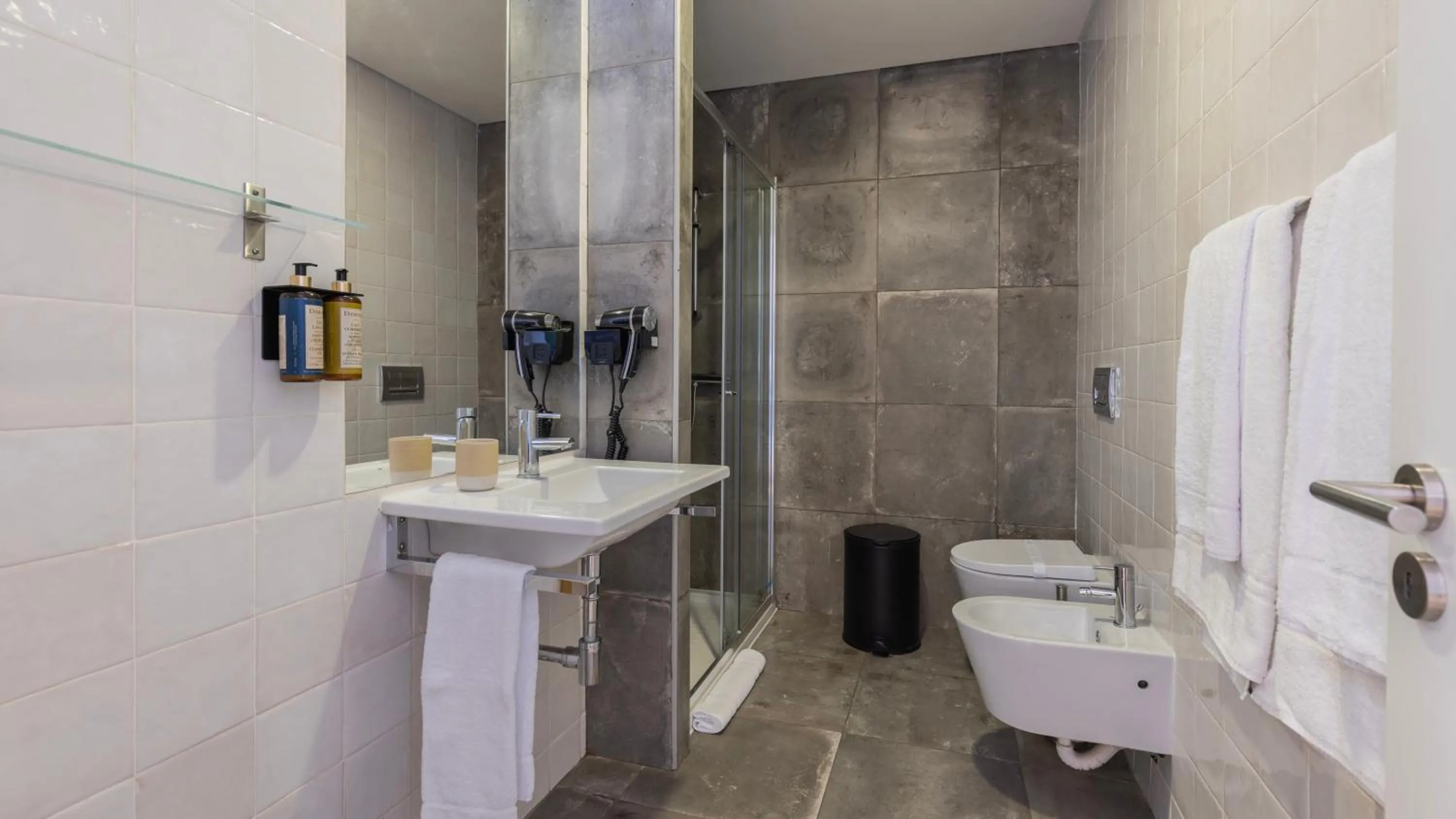 Bathroom in Carmo 43