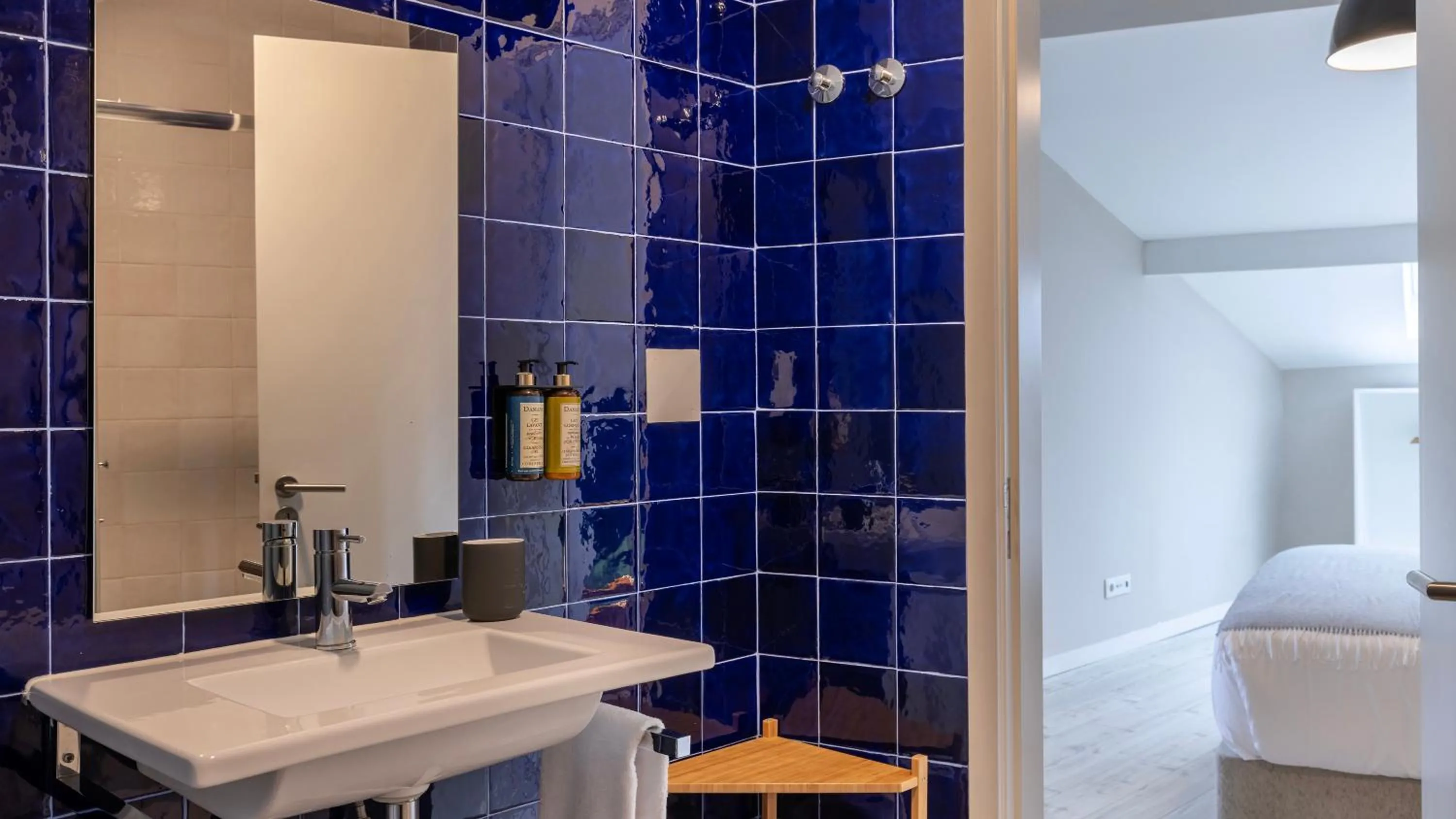 Bathroom, Bed in Carmo 43