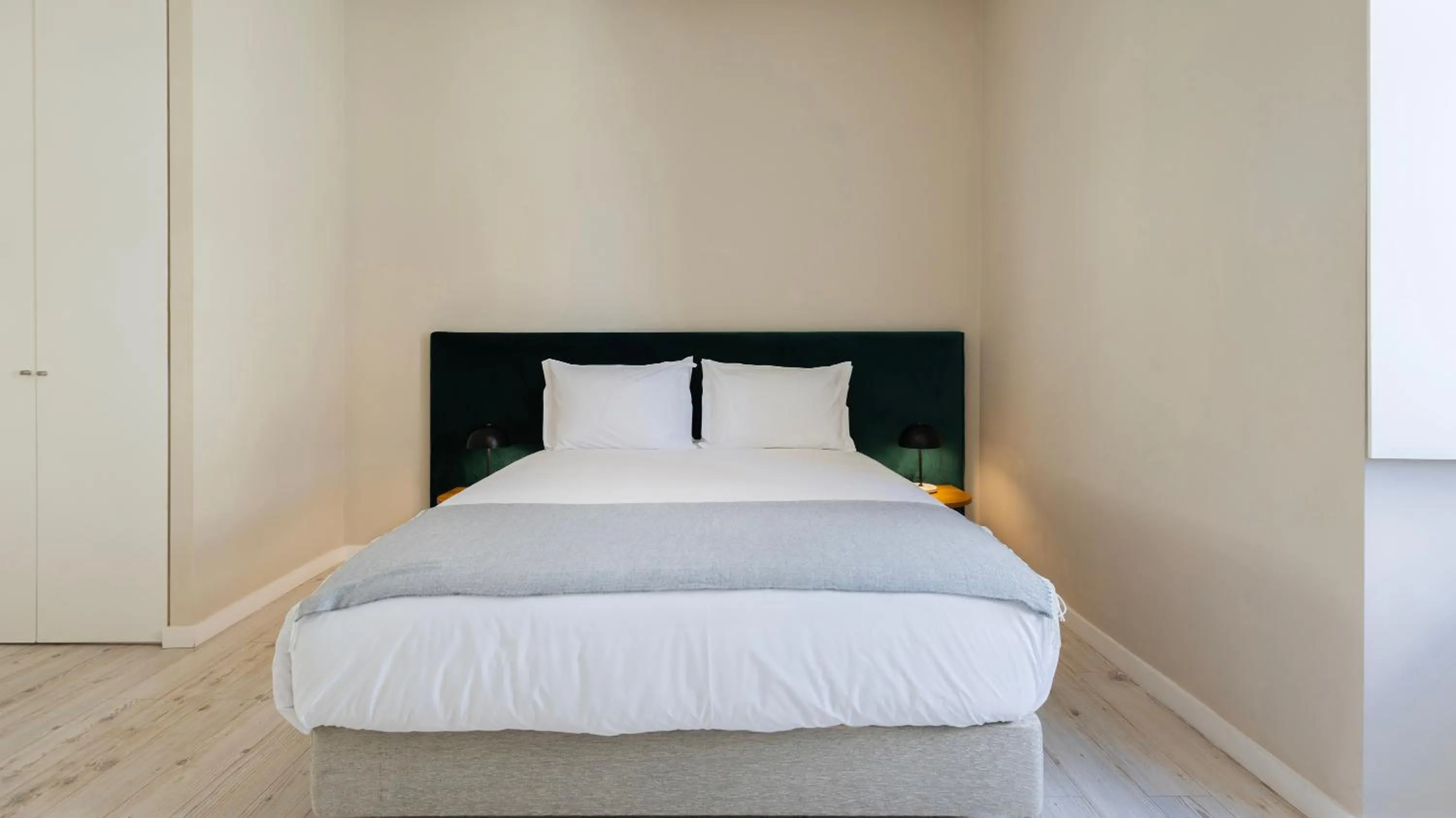 Bedroom, Bed in Carmo 43