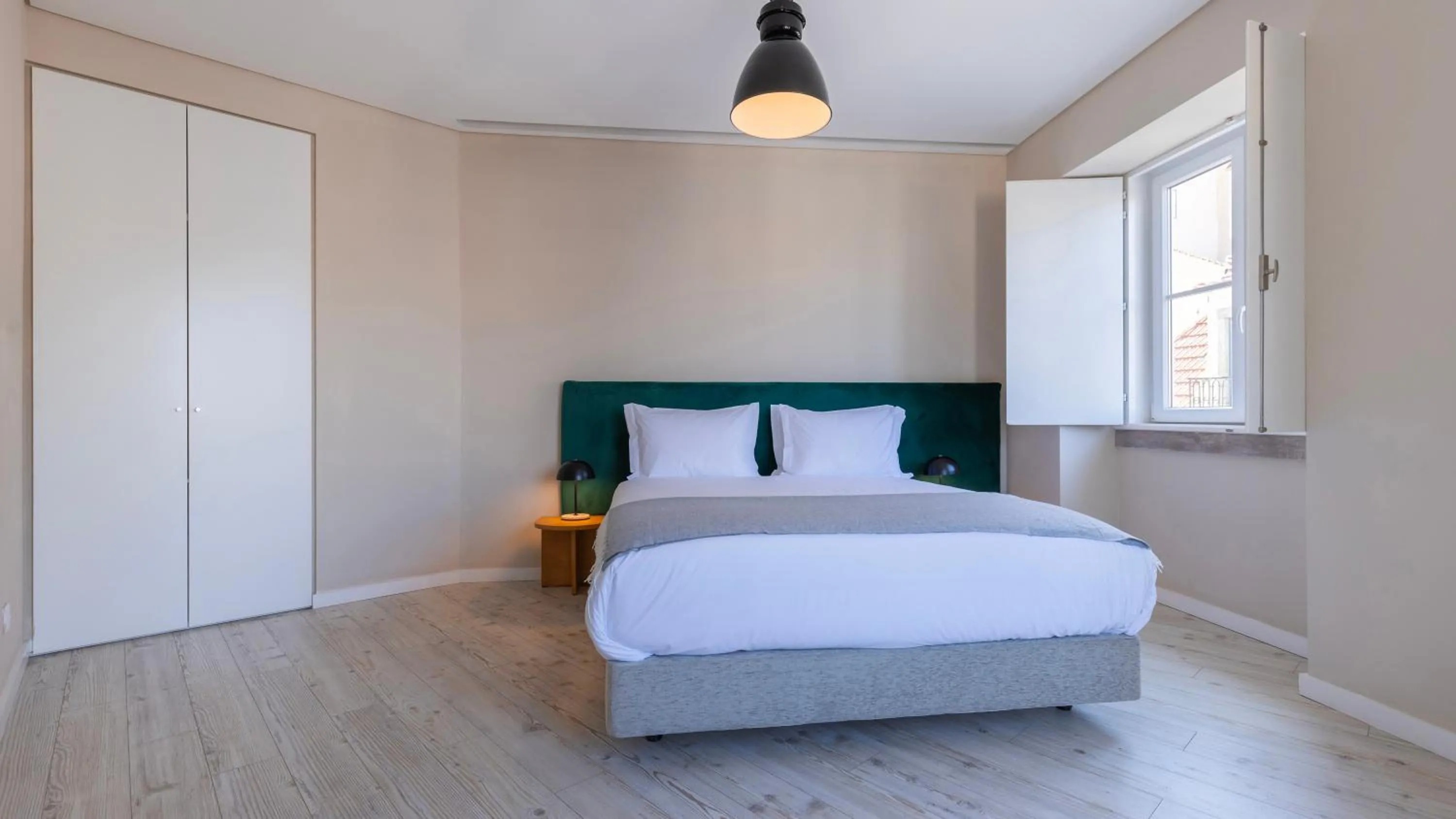 Bedroom, Bed in Carmo 43