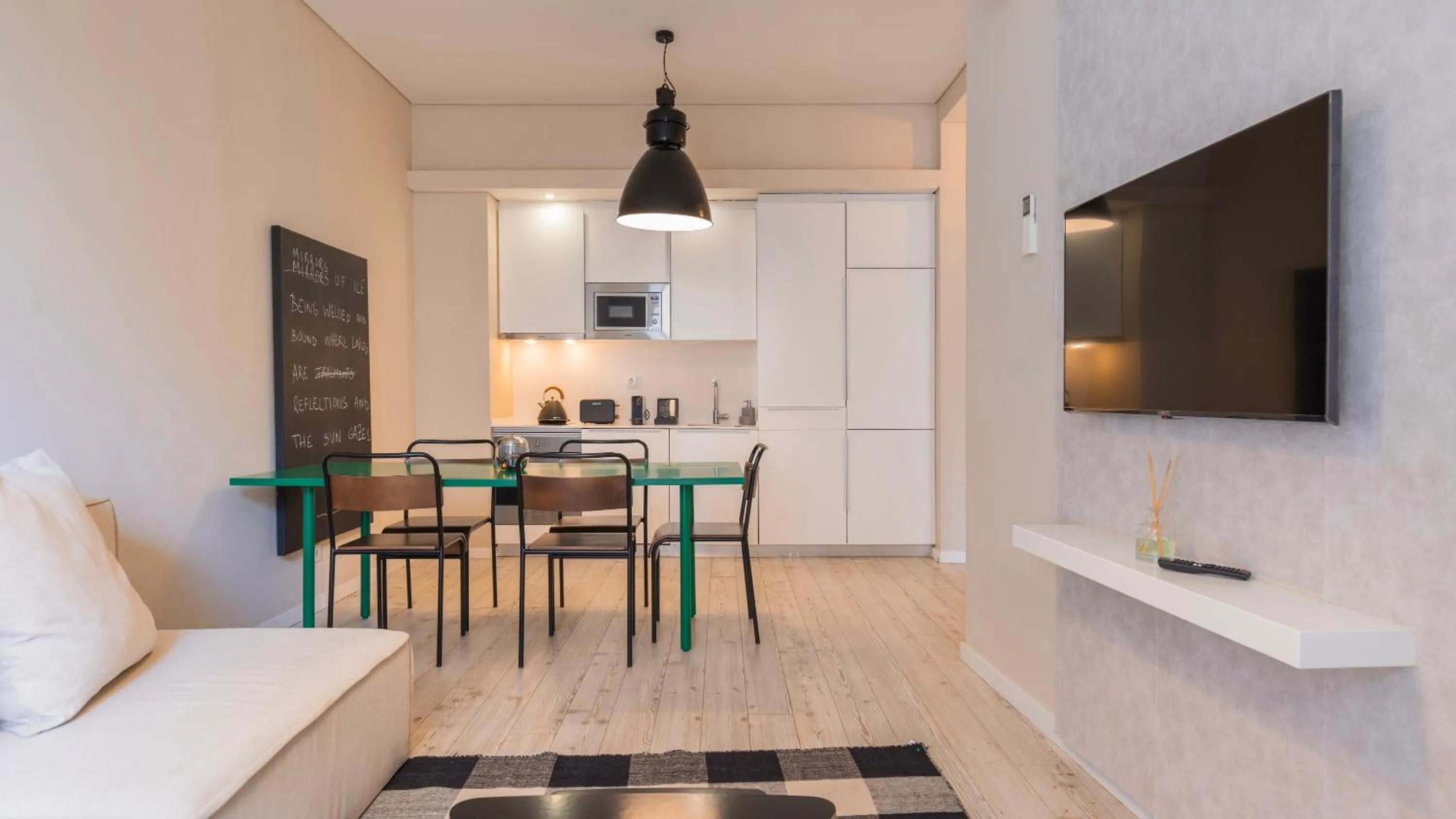 TV and multimedia in Carmo 43