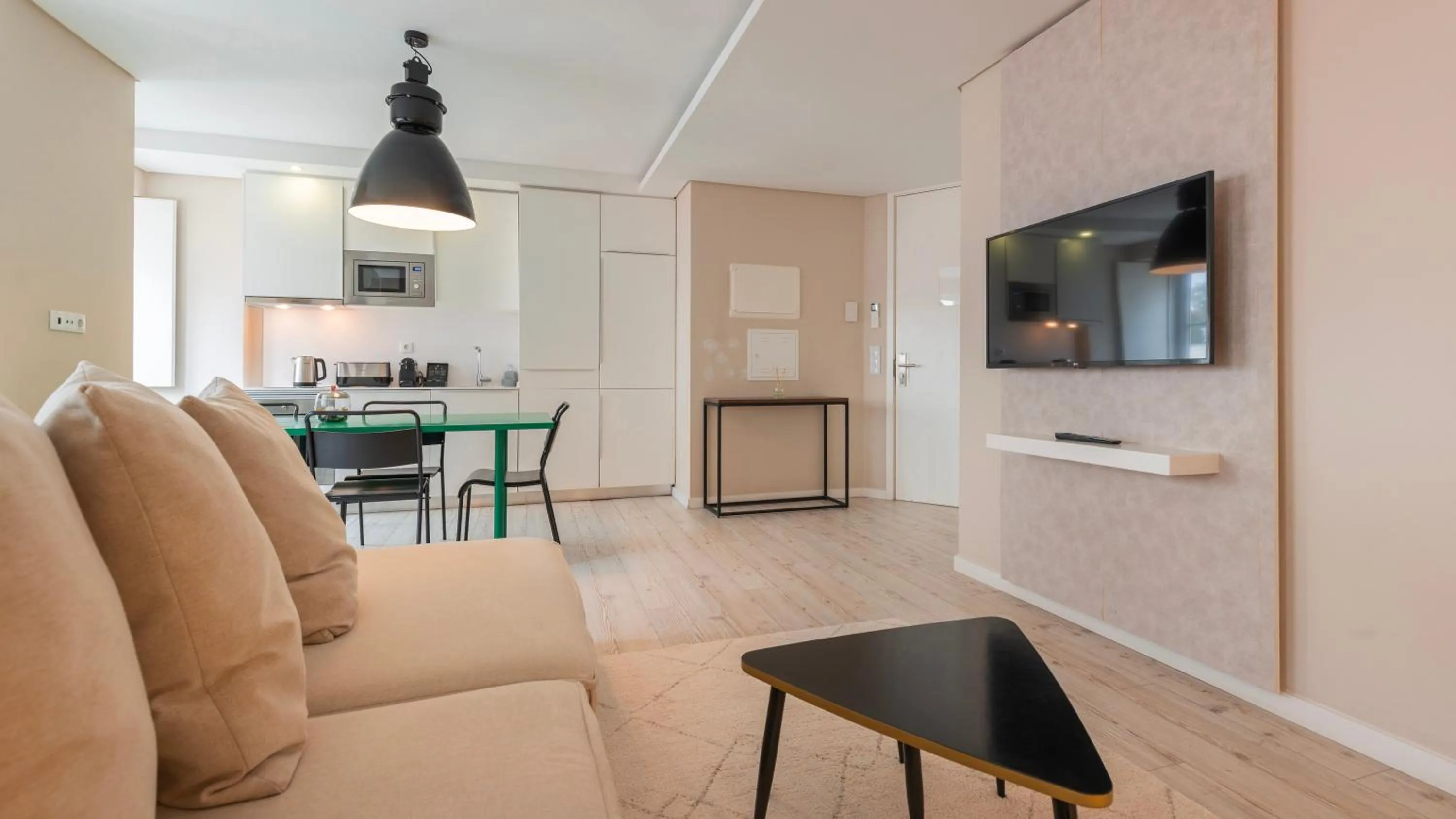 TV and multimedia in Carmo 43