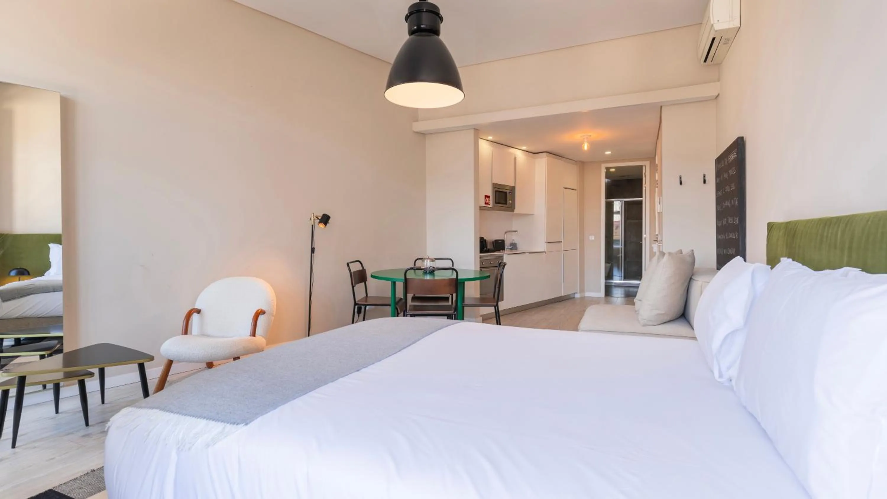 Seating area, Bed in Carmo 43