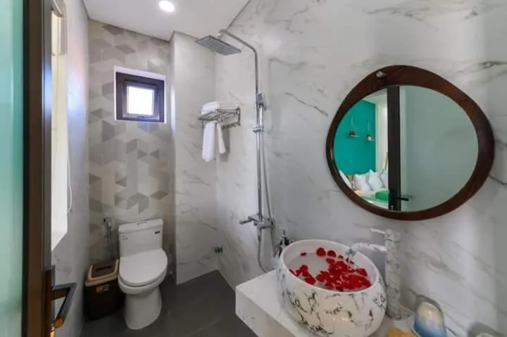 Toilet in Kivi Homestay Hoi An