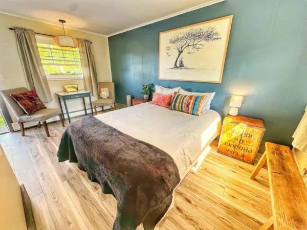 Deluxe Queen Room in Brittany Motel