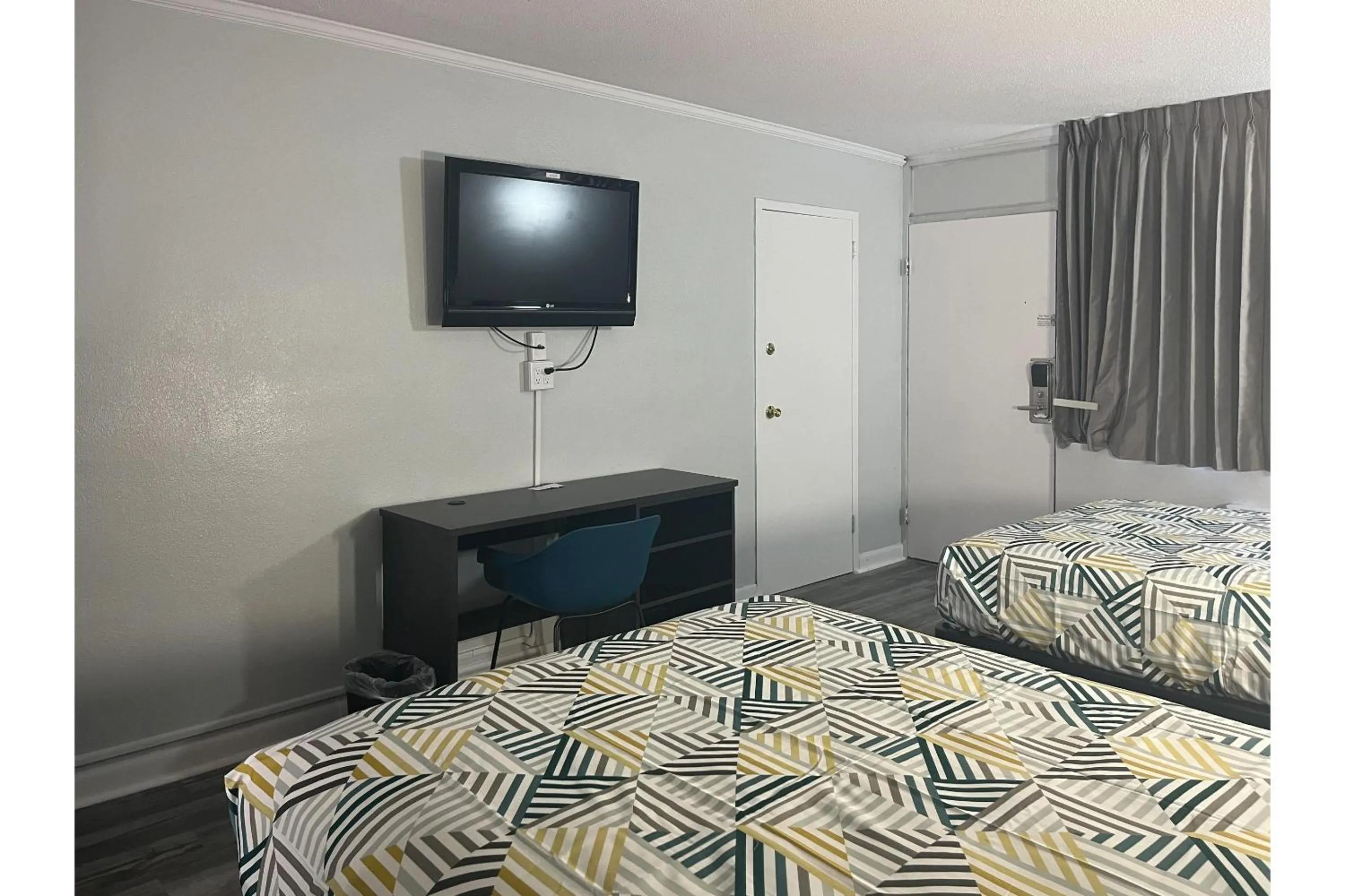 Bedroom, Bed in Studio 6 Suites Pocomoke City, MD