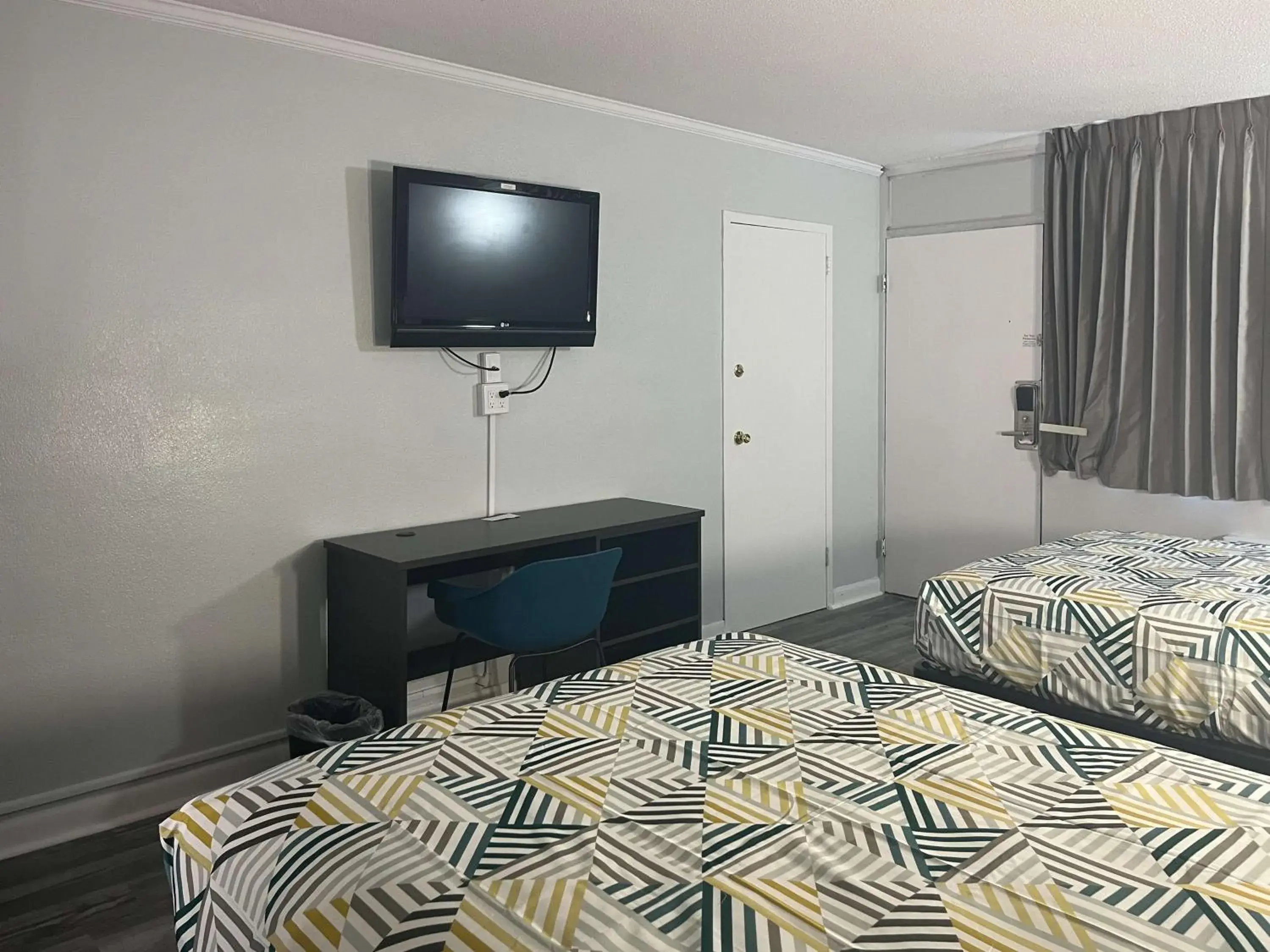 Photo of the whole room, Bed in Studio 6 Suites Pocomoke City, MD Photo of the whole room, Bed in Studio 6 Suites Pocomoke City, MD