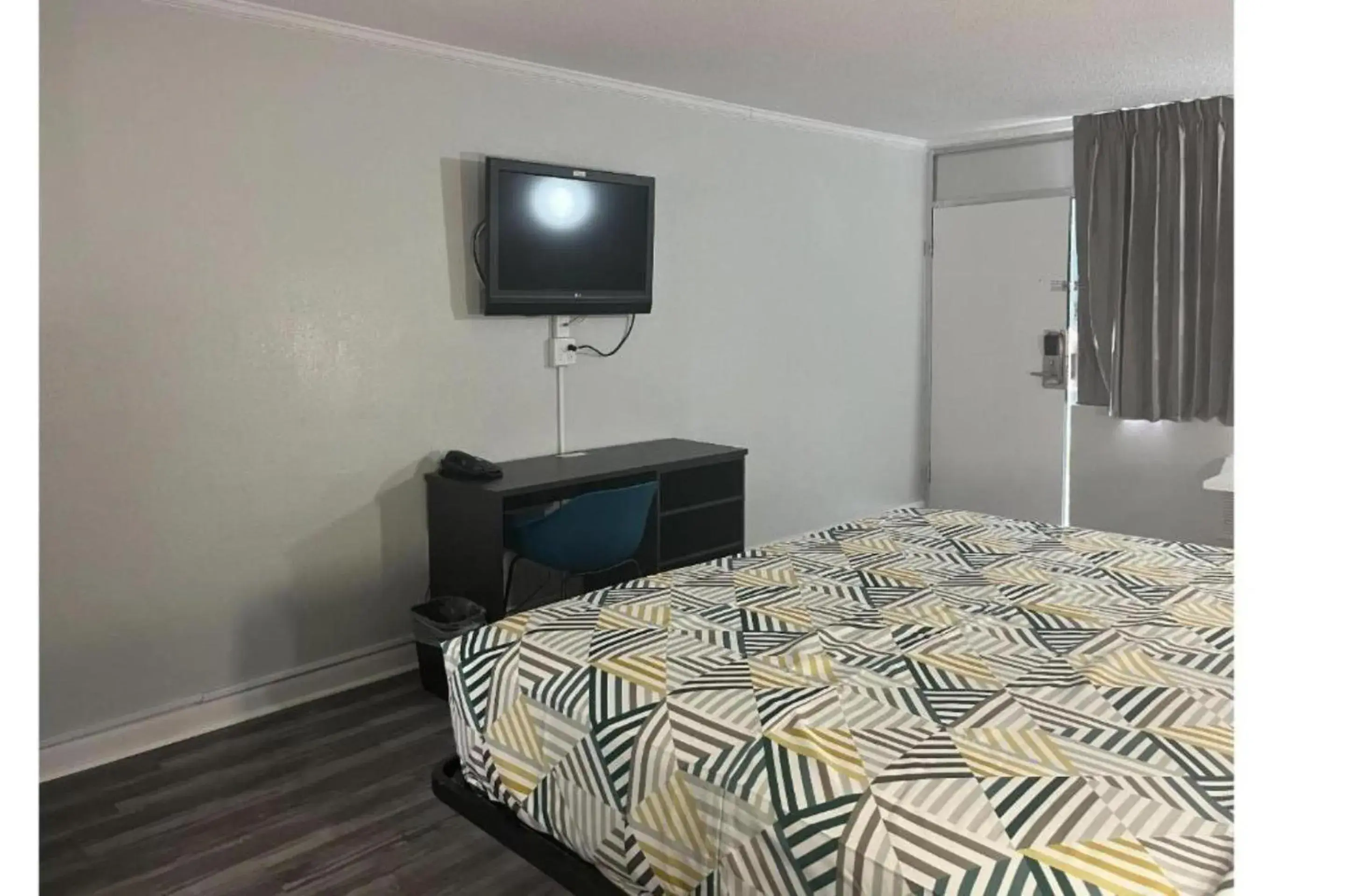 Bed in Studio 6 Suites Pocomoke City, MD Bed in Studio 6 Suites Pocomoke City, MD