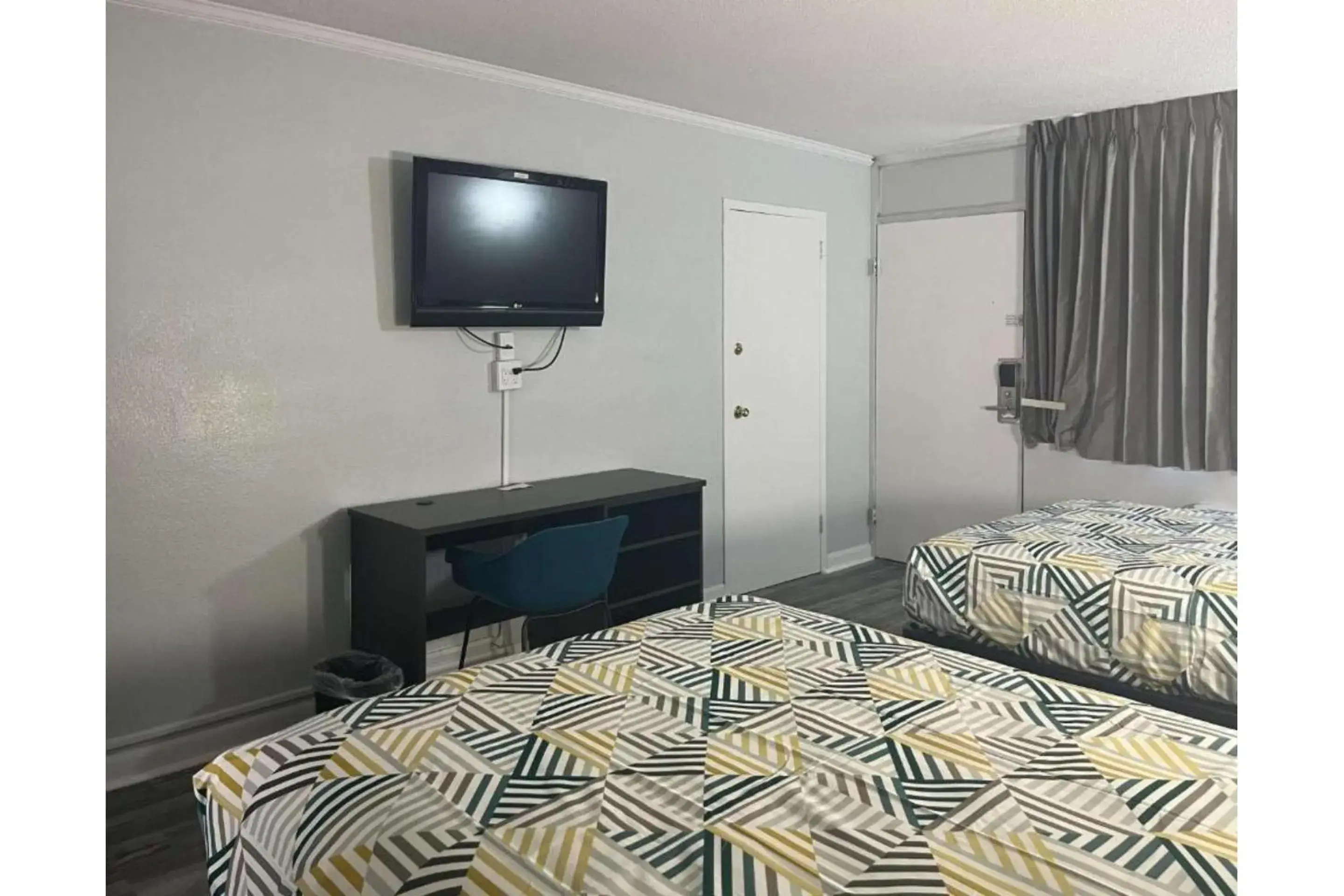 Bed in Studio 6 Suites Pocomoke City, MD Bed in Studio 6 Suites Pocomoke City, MD