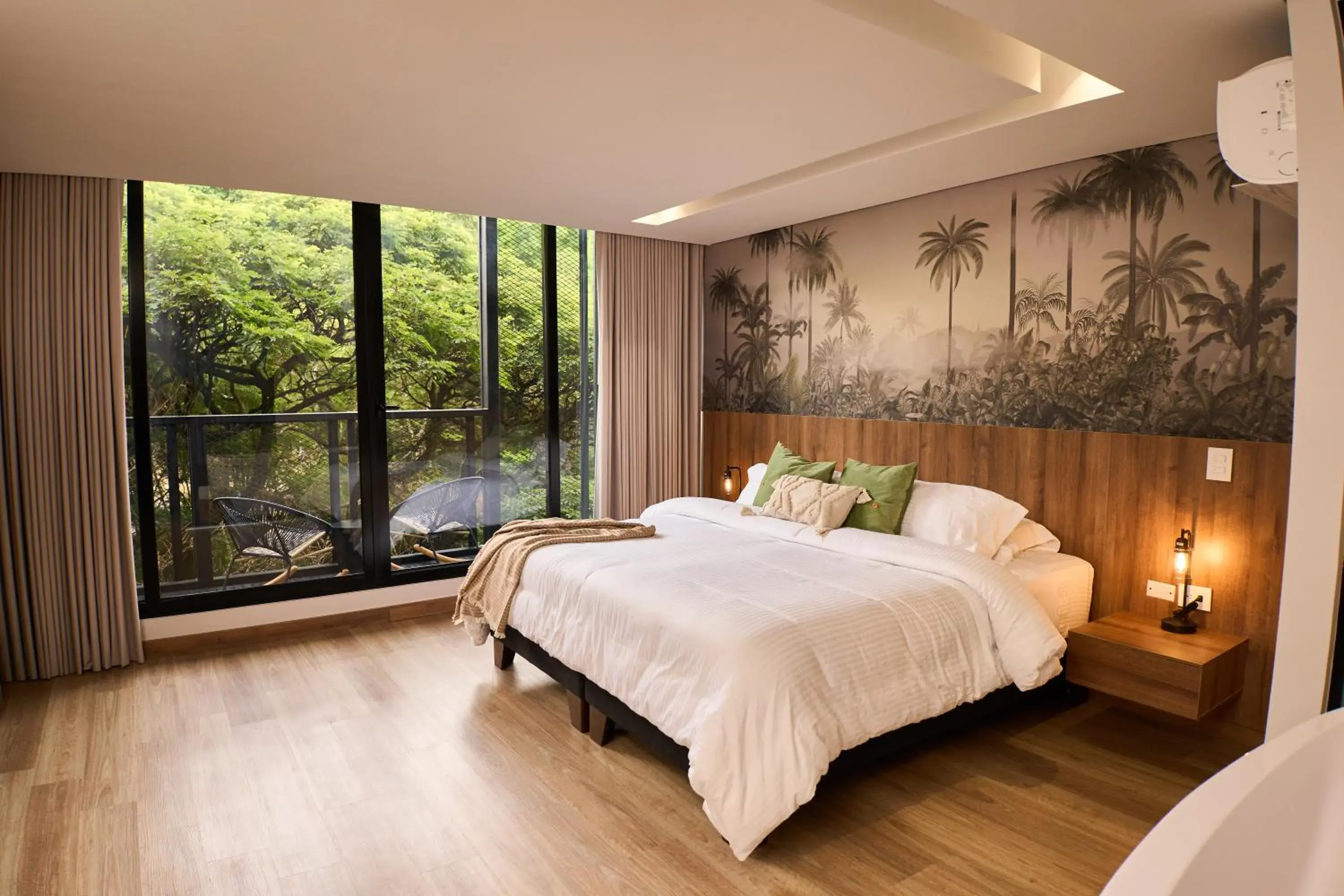 Queen Suite in HYPE STATES Cali Queen Suite in HYPE STATES Cali