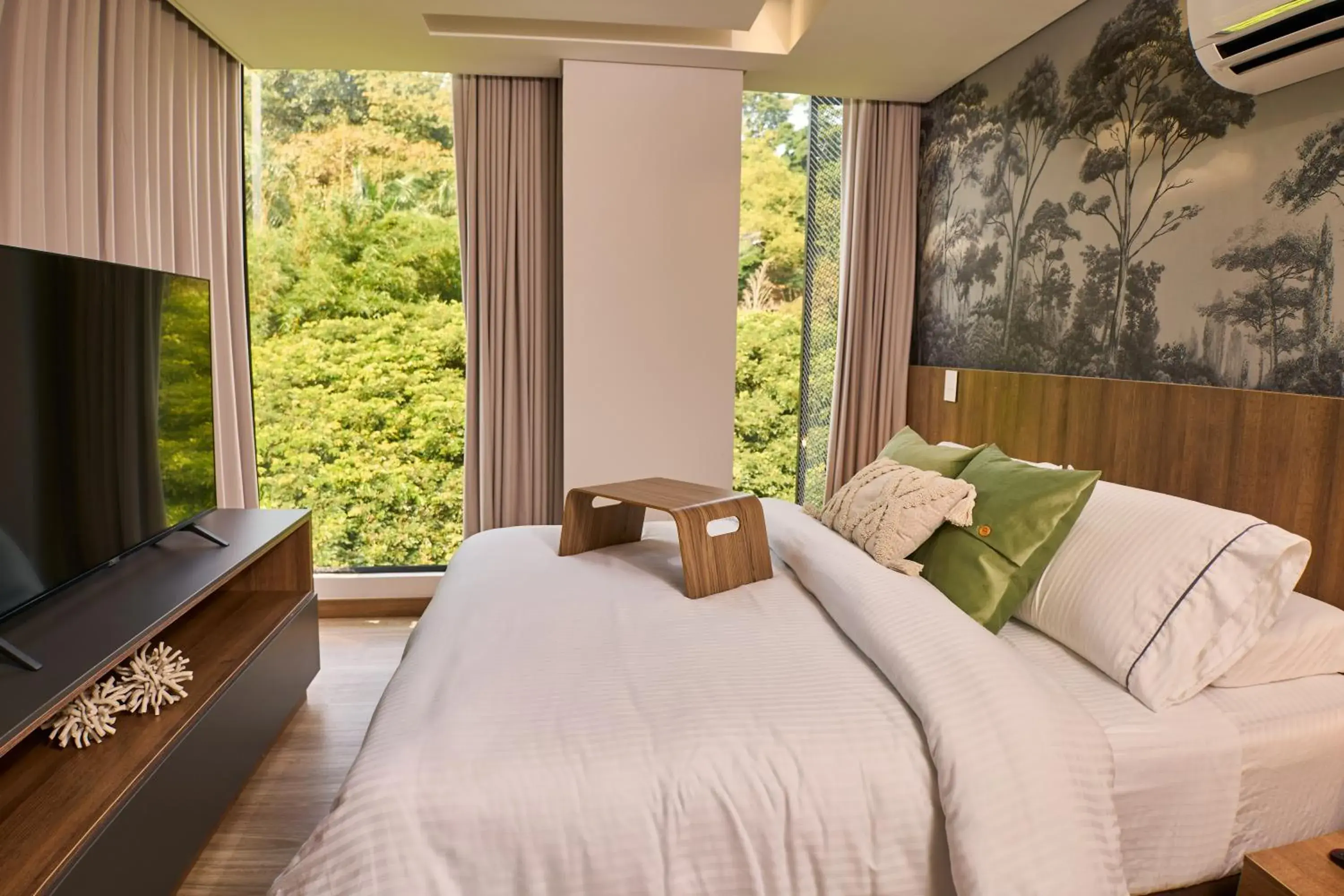 Suite with Balcony in HYPE STATES Cali Suite with Balcony in HYPE STATES Cali