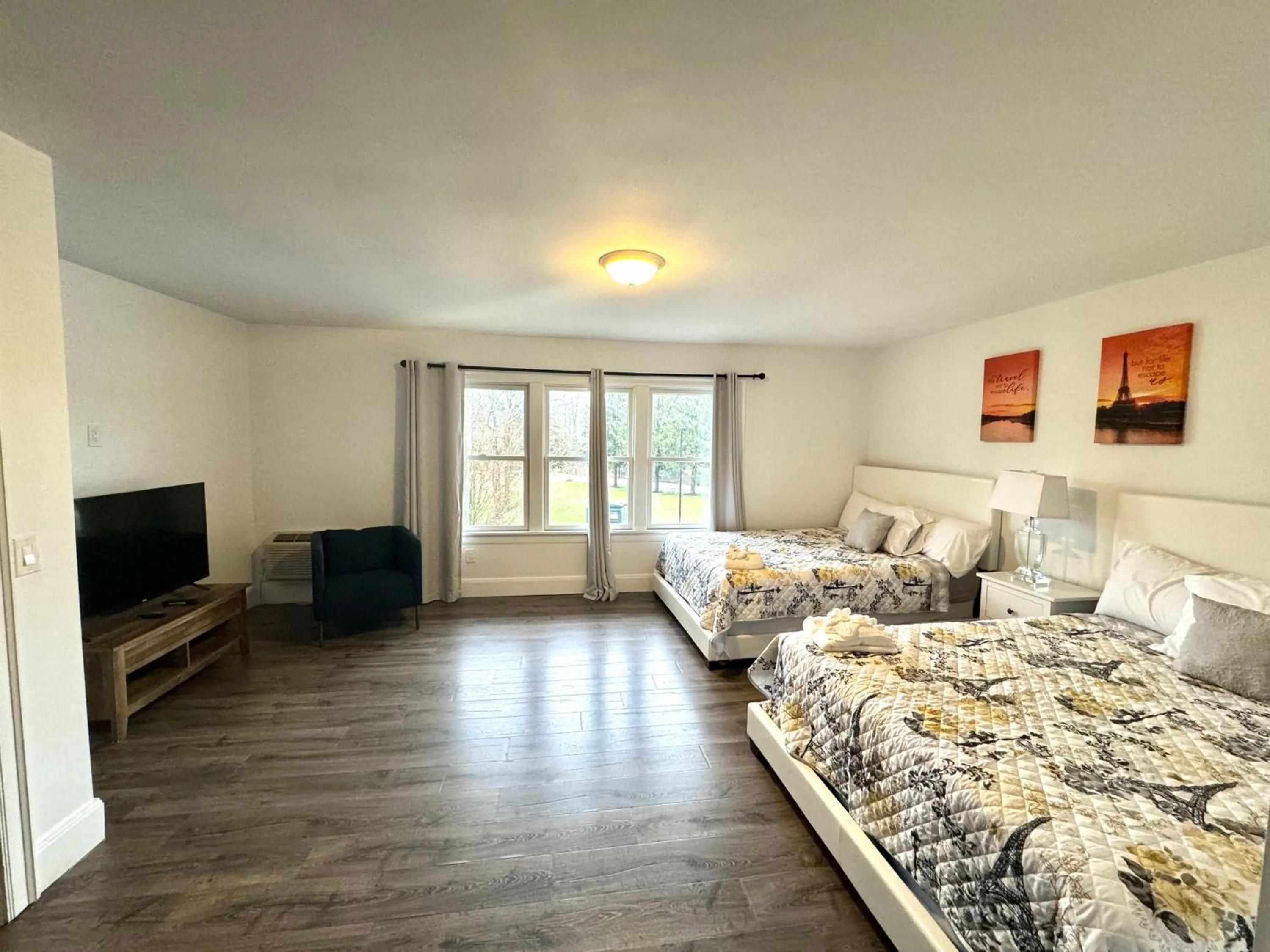 Photo of the whole room, Bed in Solano Inn