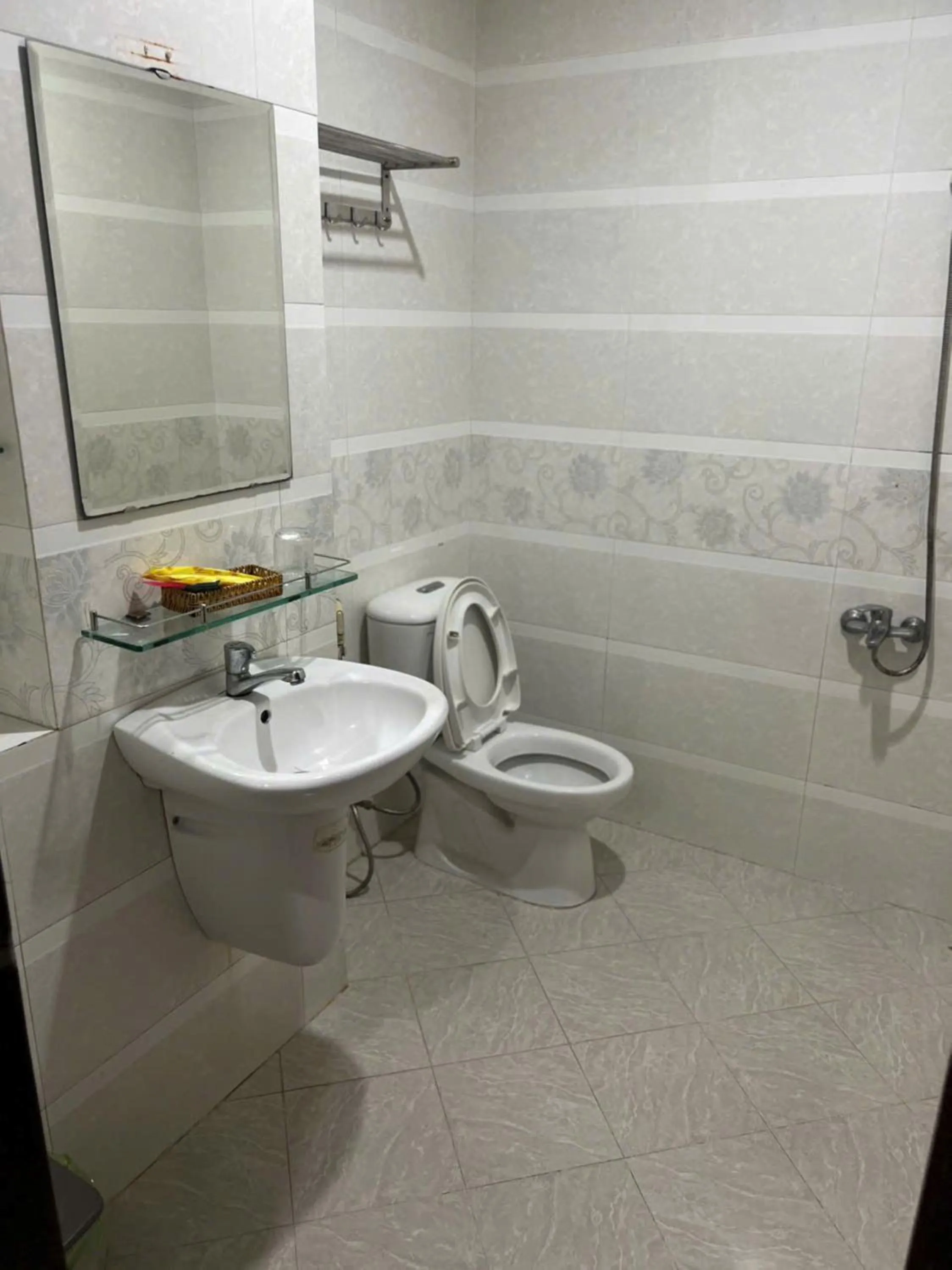 Toilet in Quang Huy Hotel