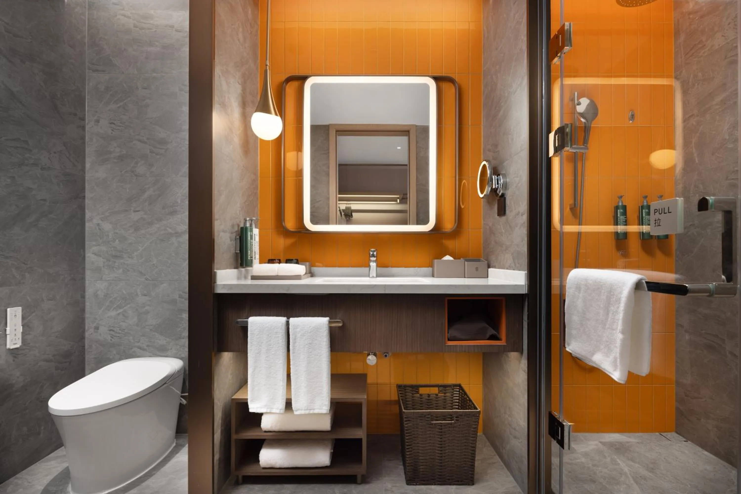 Toilet in Home2 Suites by Hilton Guangzhou Huangpu Science City Free shuttle buses are provided during the Canton Fair
