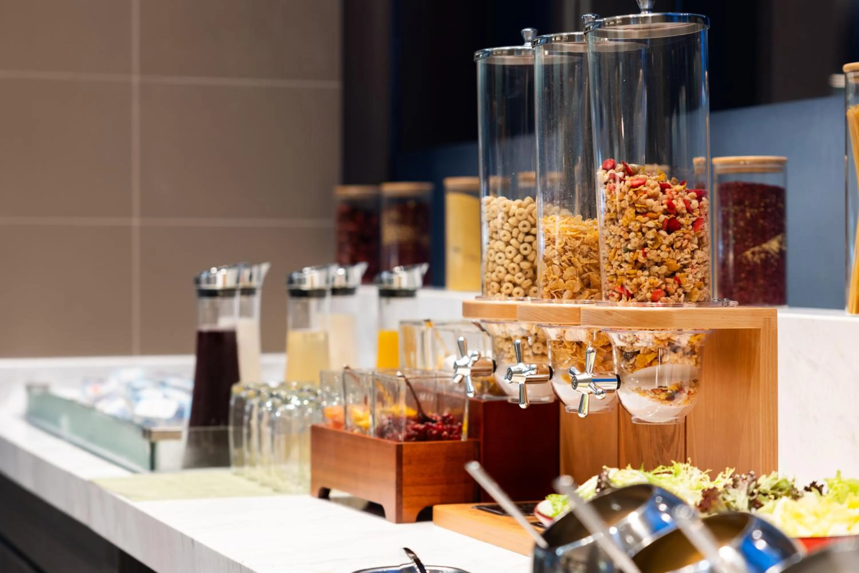 Restaurant/places to eat in Home2 Suites by Hilton Guangzhou Huangpu Science City Free shuttle buses are provided during the Canton Fair