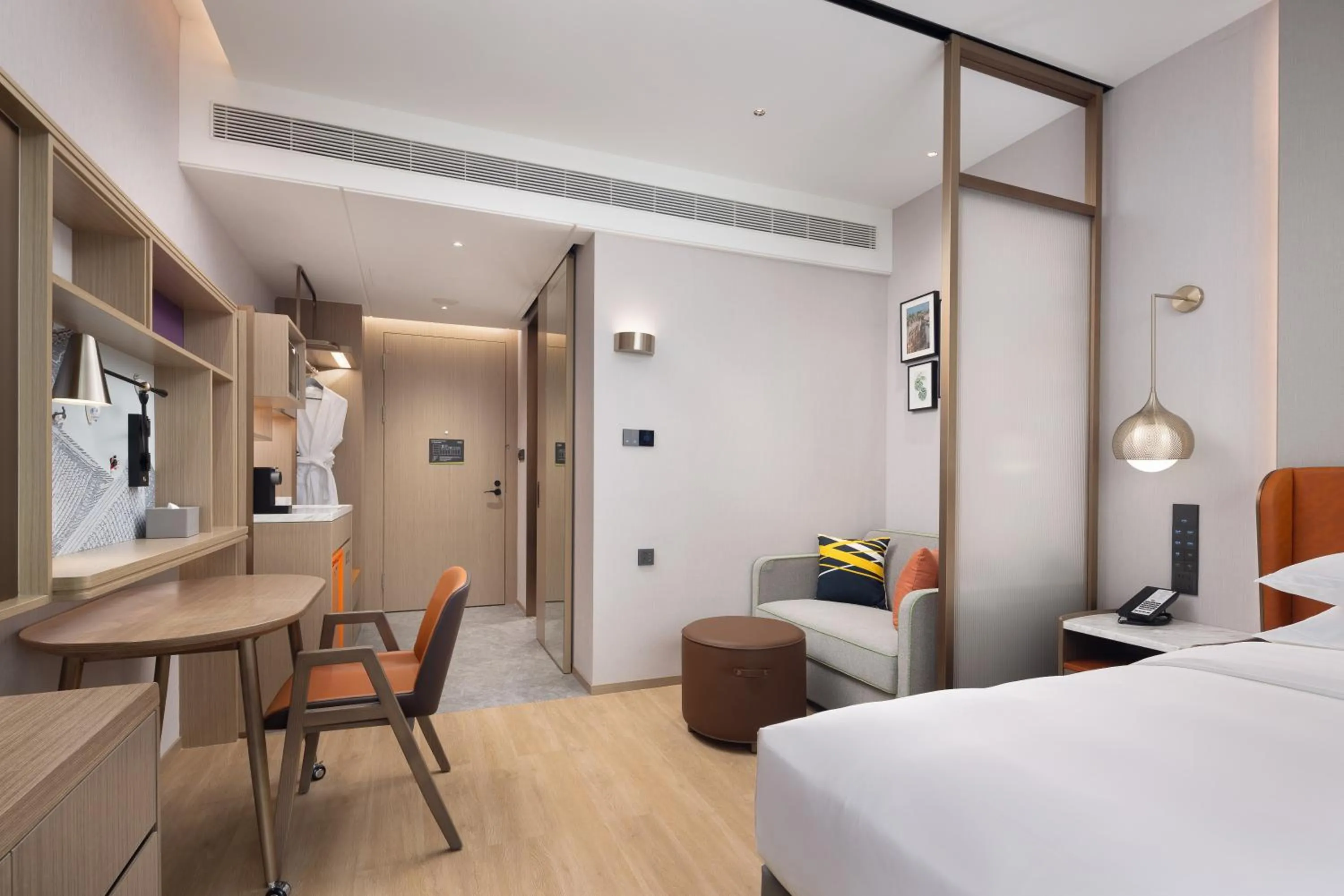 Photo of the whole room, Bed in Home2 Suite by Hilton Jingdezhen Changnan