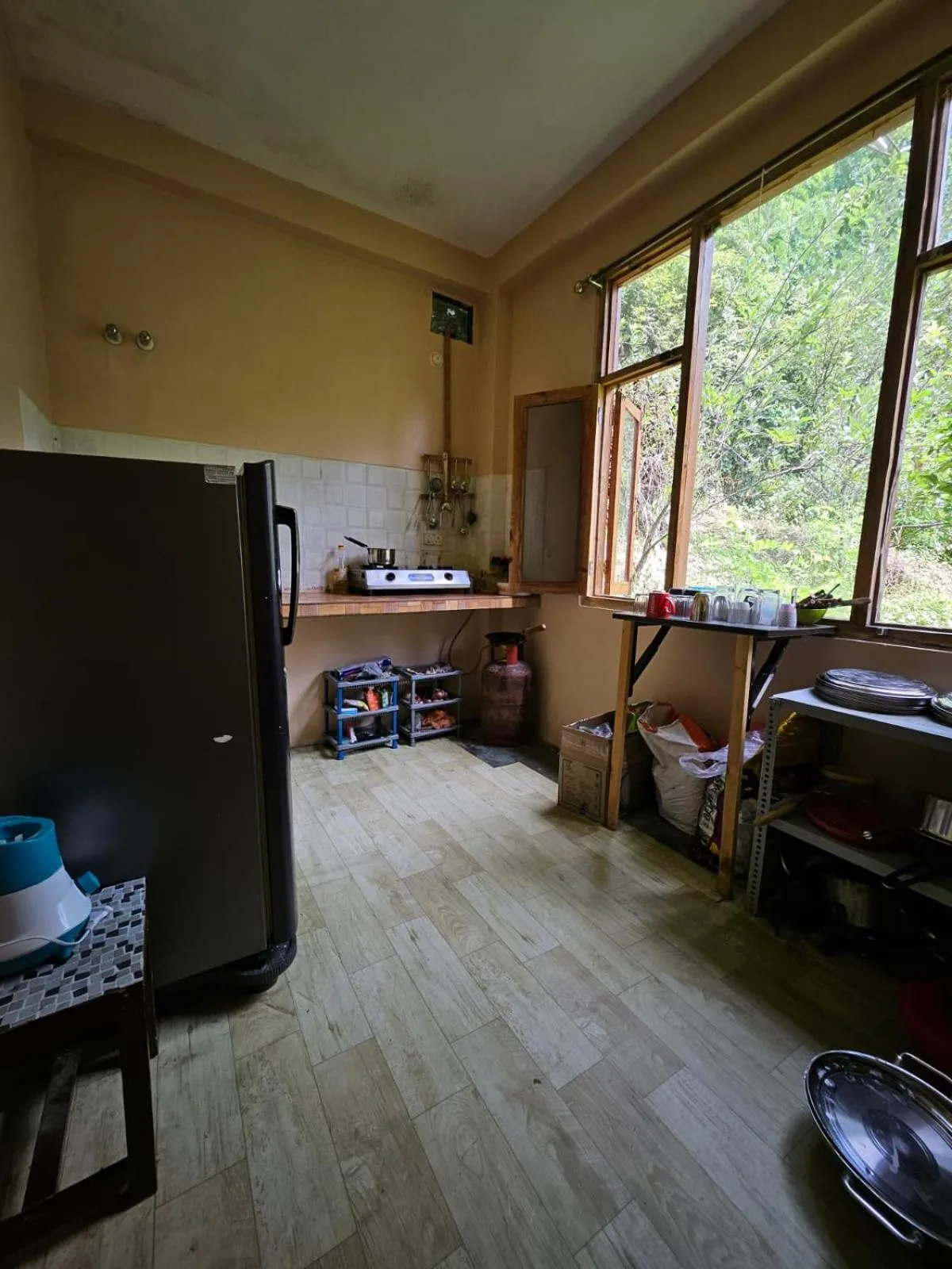 Living room in PREMALYA TRAILS By Tirtha