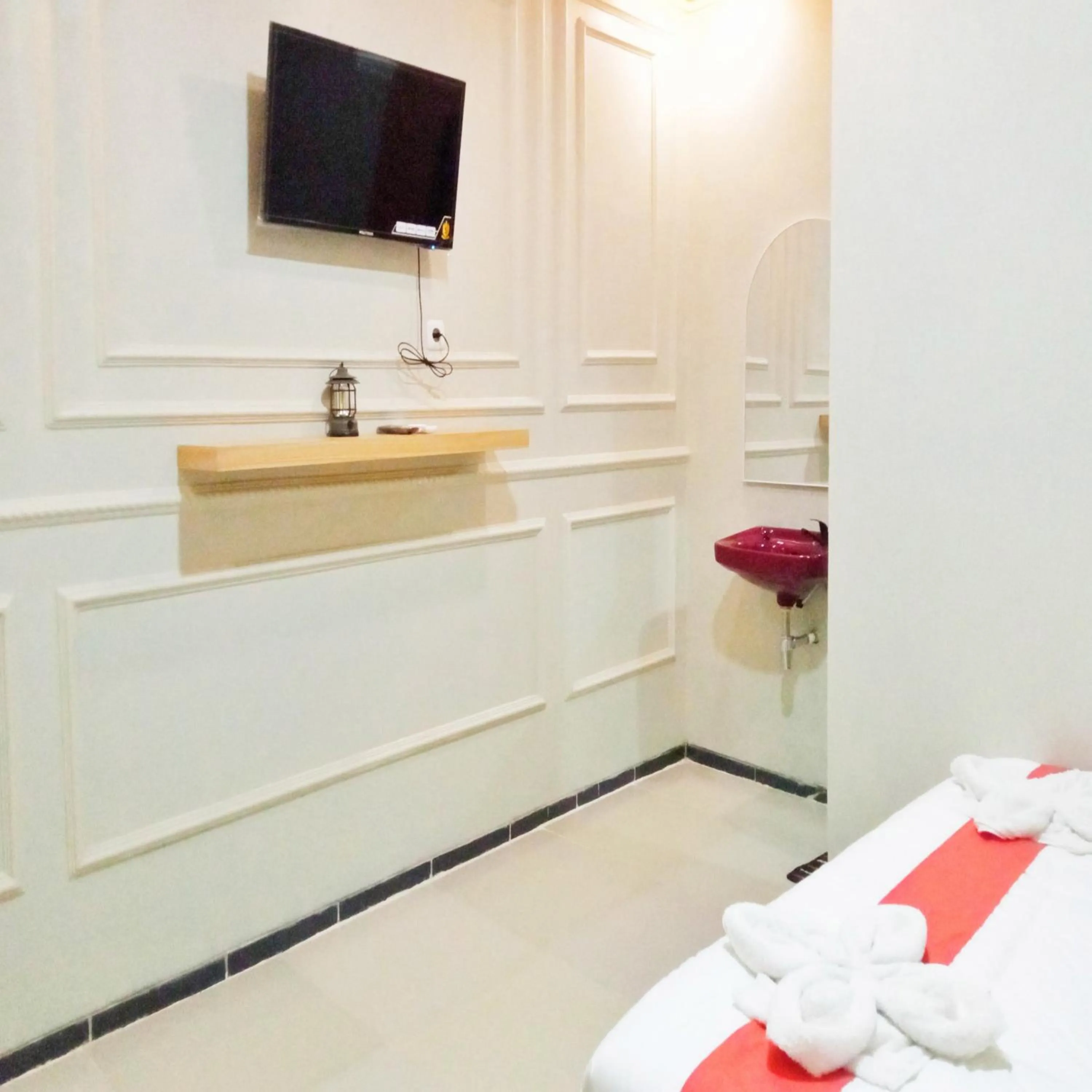 TV and multimedia in Rifal Inn Mitra RedDoorz